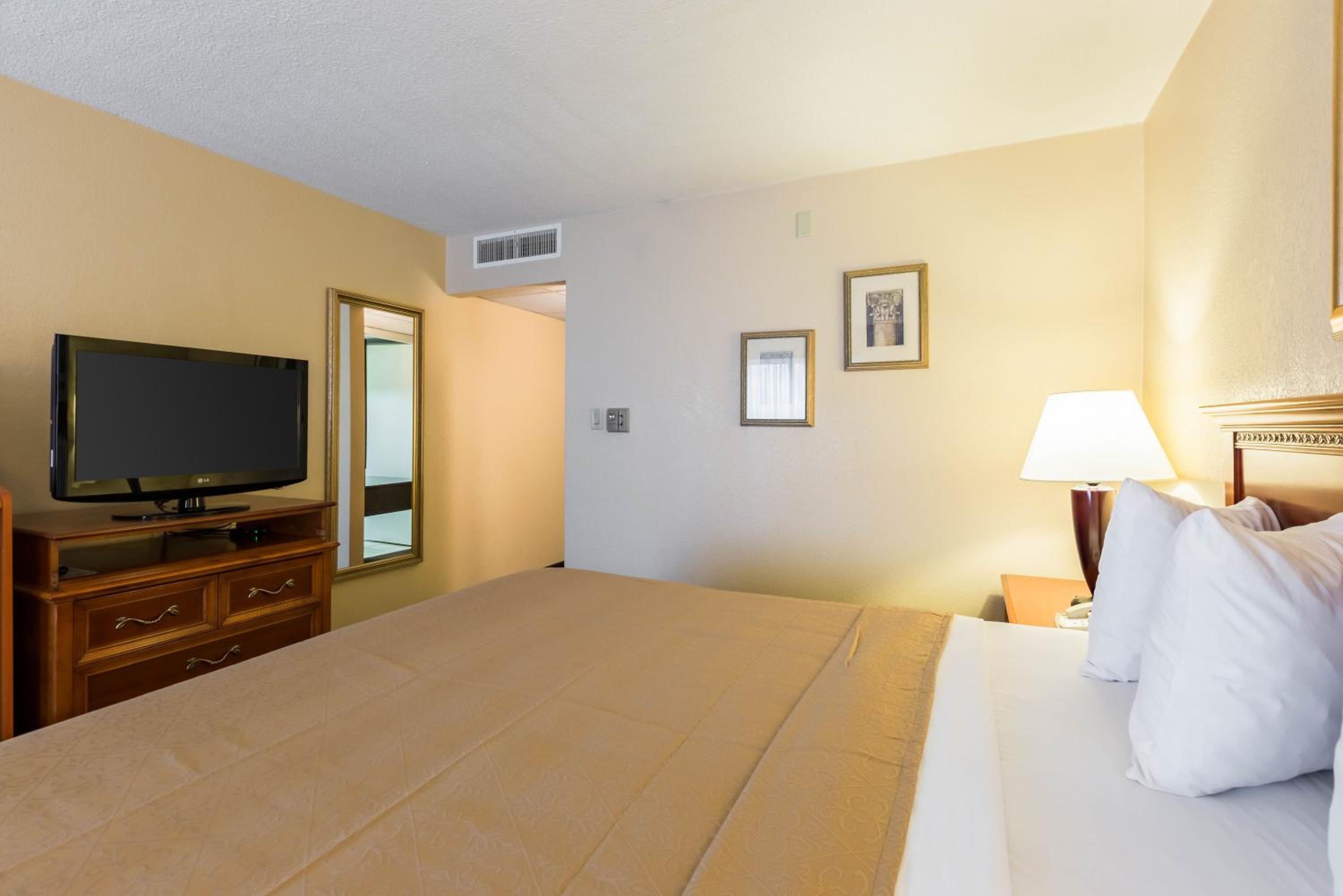 King Room with Sofa Bed - Non-Smoking - Photo 2
