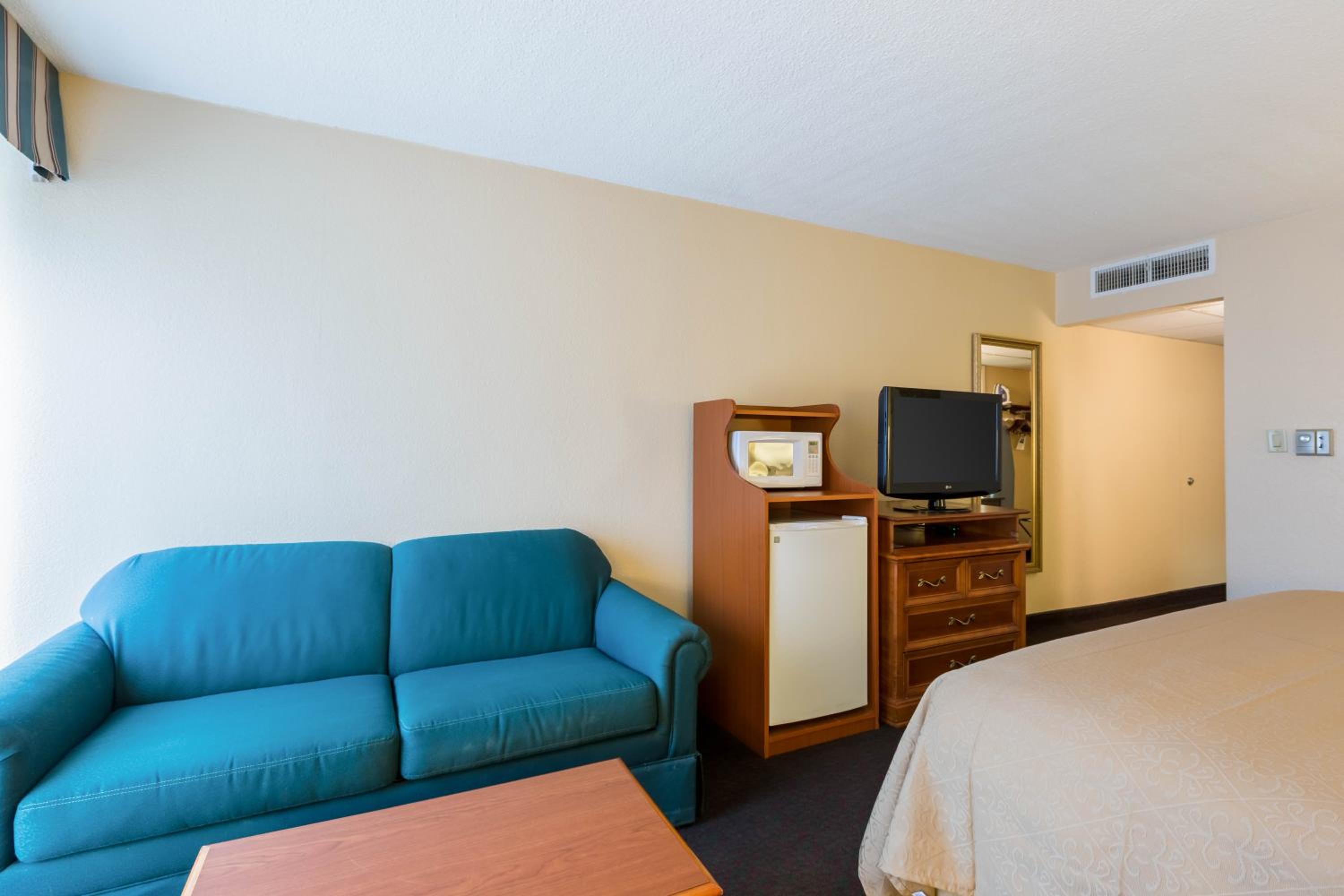 King Room with Sofa Bed - Non-Smoking - Photo 4