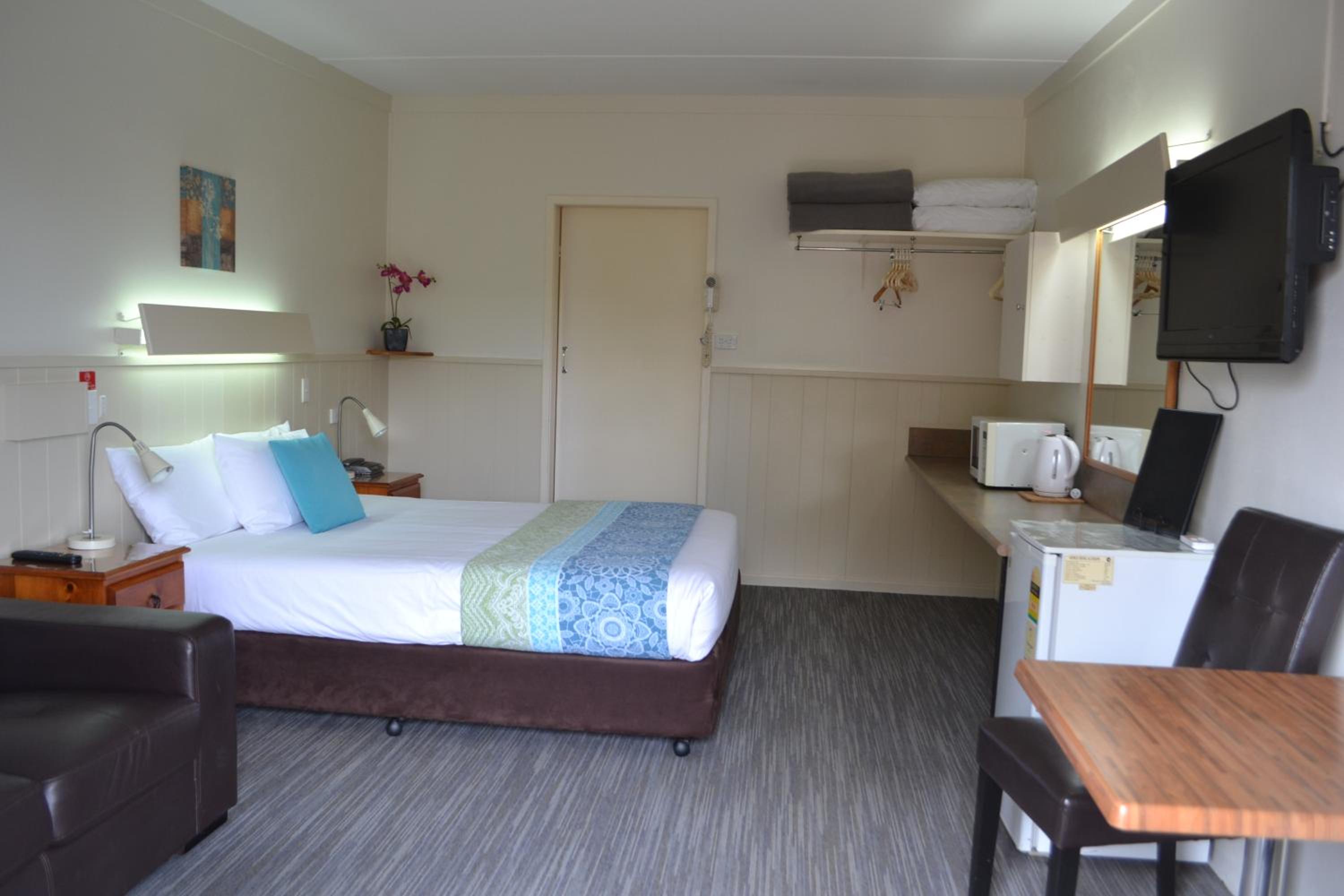 Queen Room photo 2