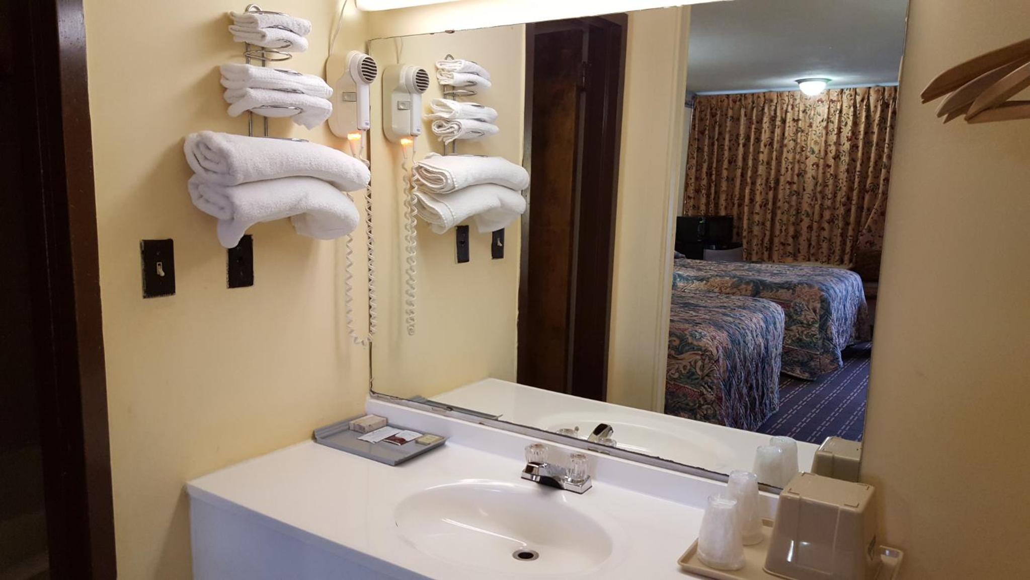 Queen Room with Two Queen Beds - Non-Smoking - Photo 3