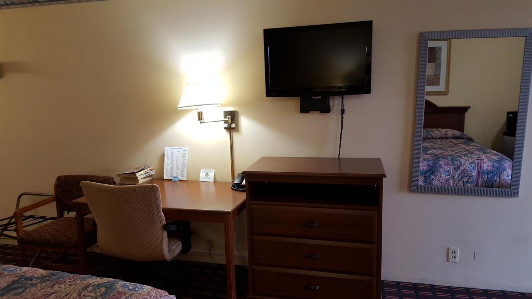 Queen Room with Two Queen Beds - Non-Smoking - Photo 2
