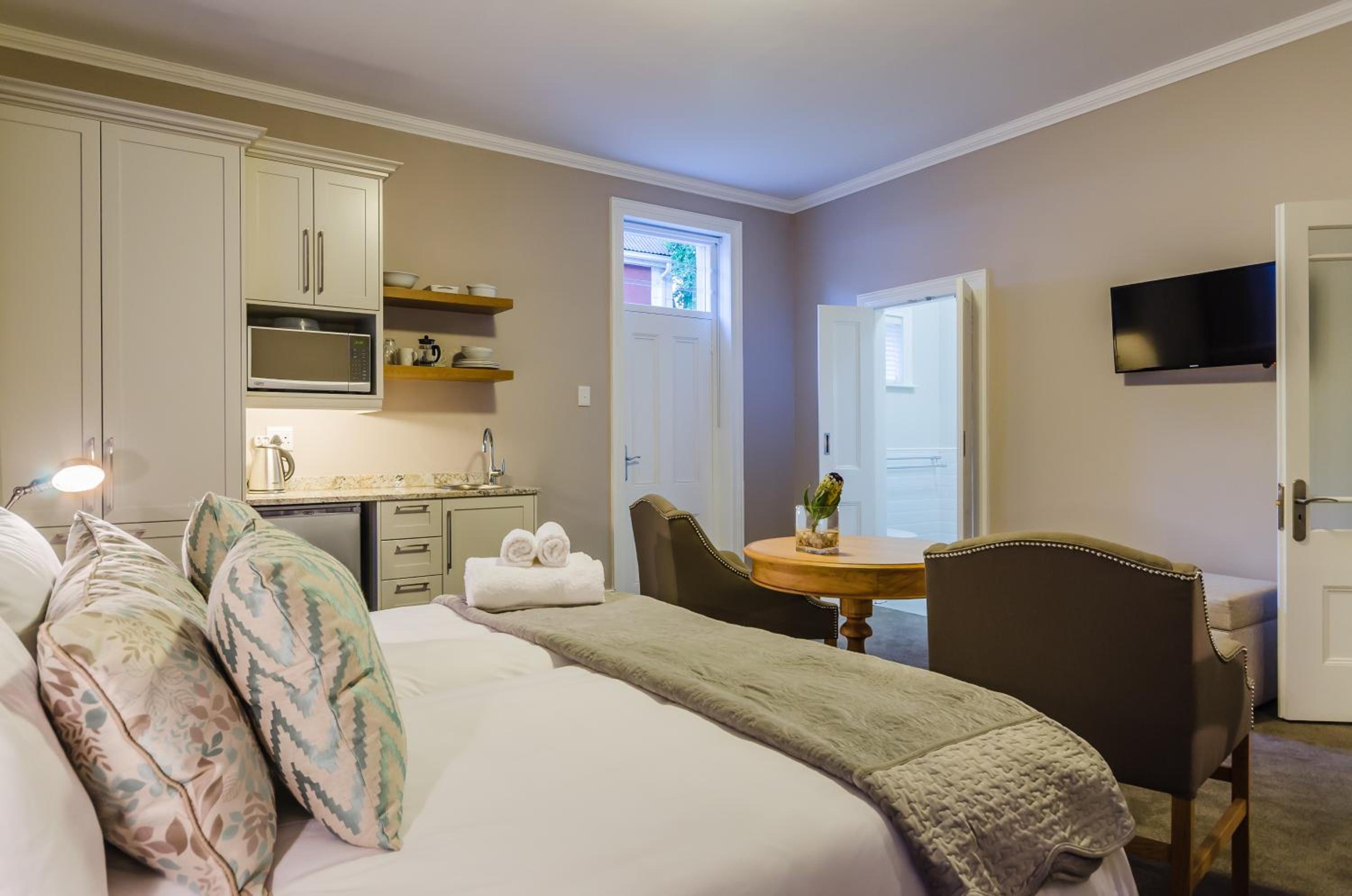 Studio Apartment - Photo 10