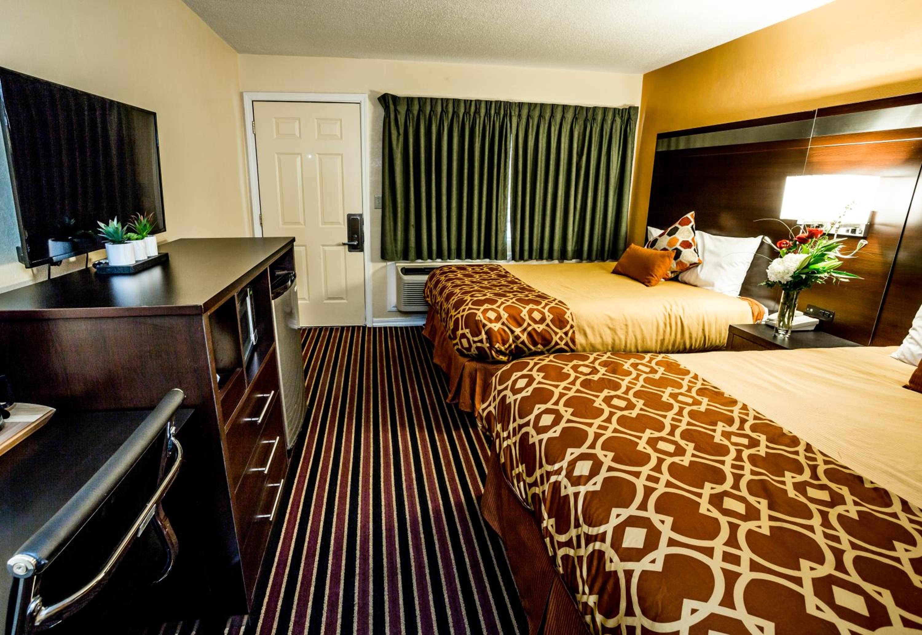 Queen Room with Two Queen Beds - Photo 6