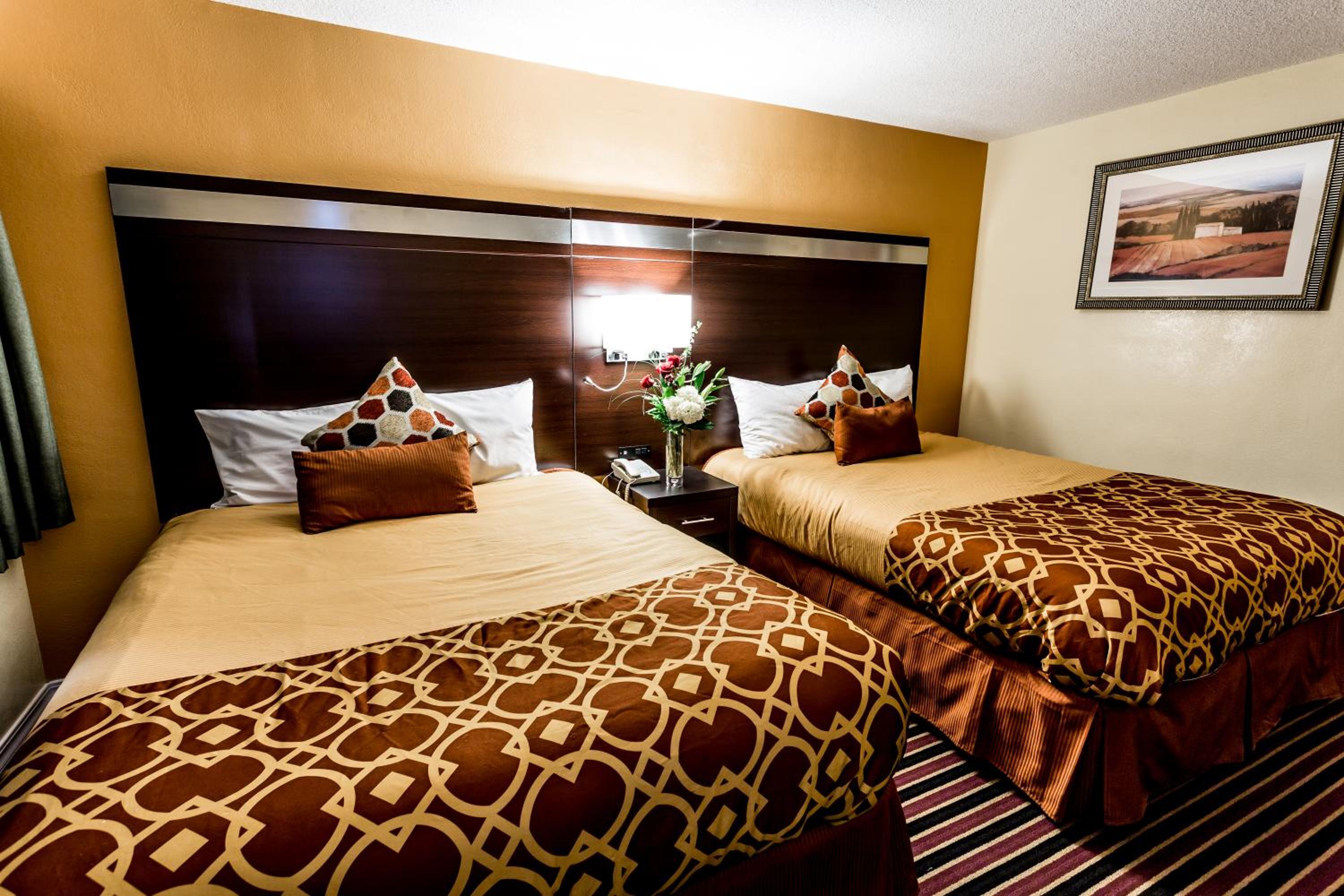 Queen Room with Two Queen Beds - Photo 2