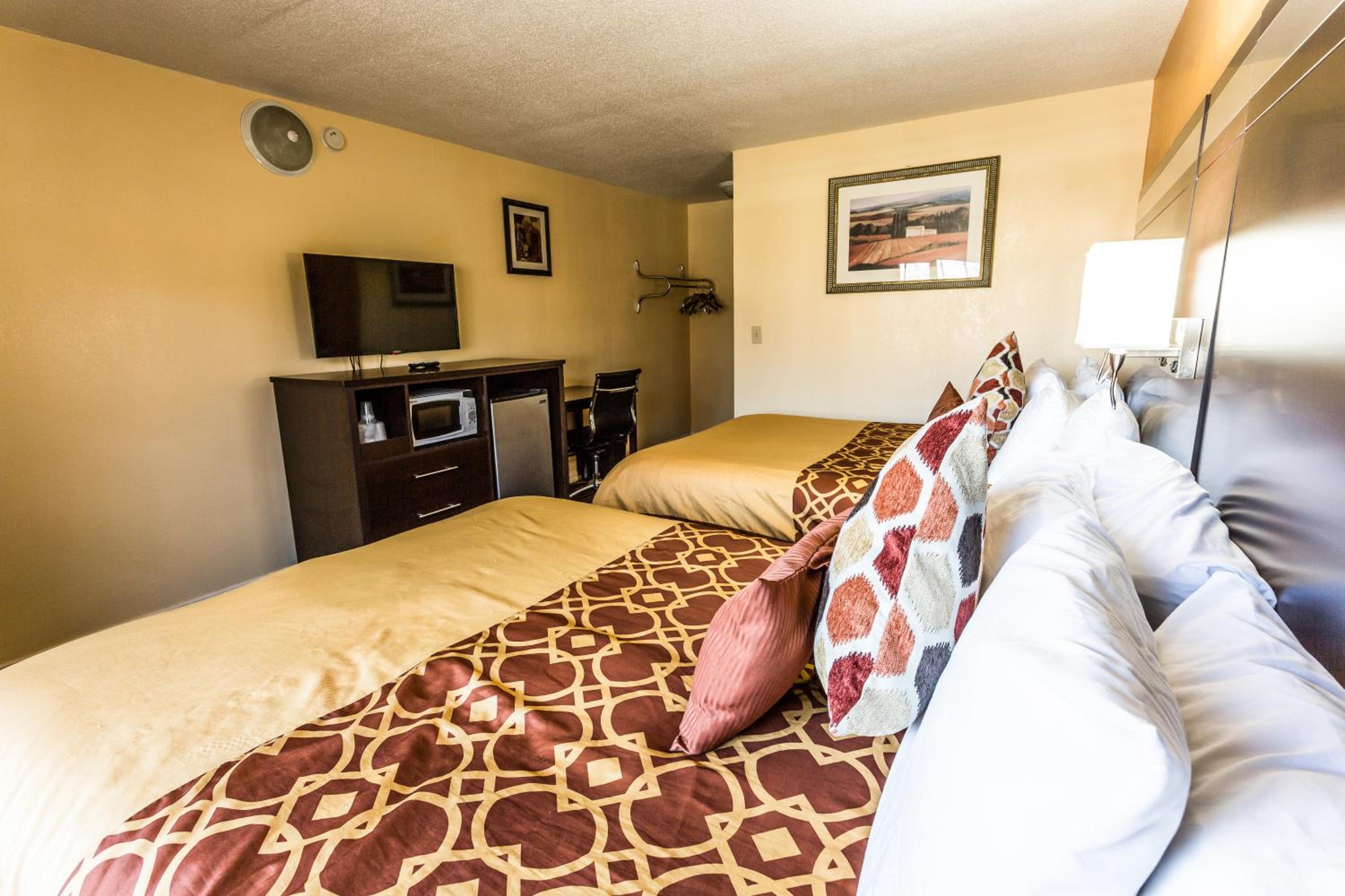 Queen Room with Two Queen Beds - Photo 5