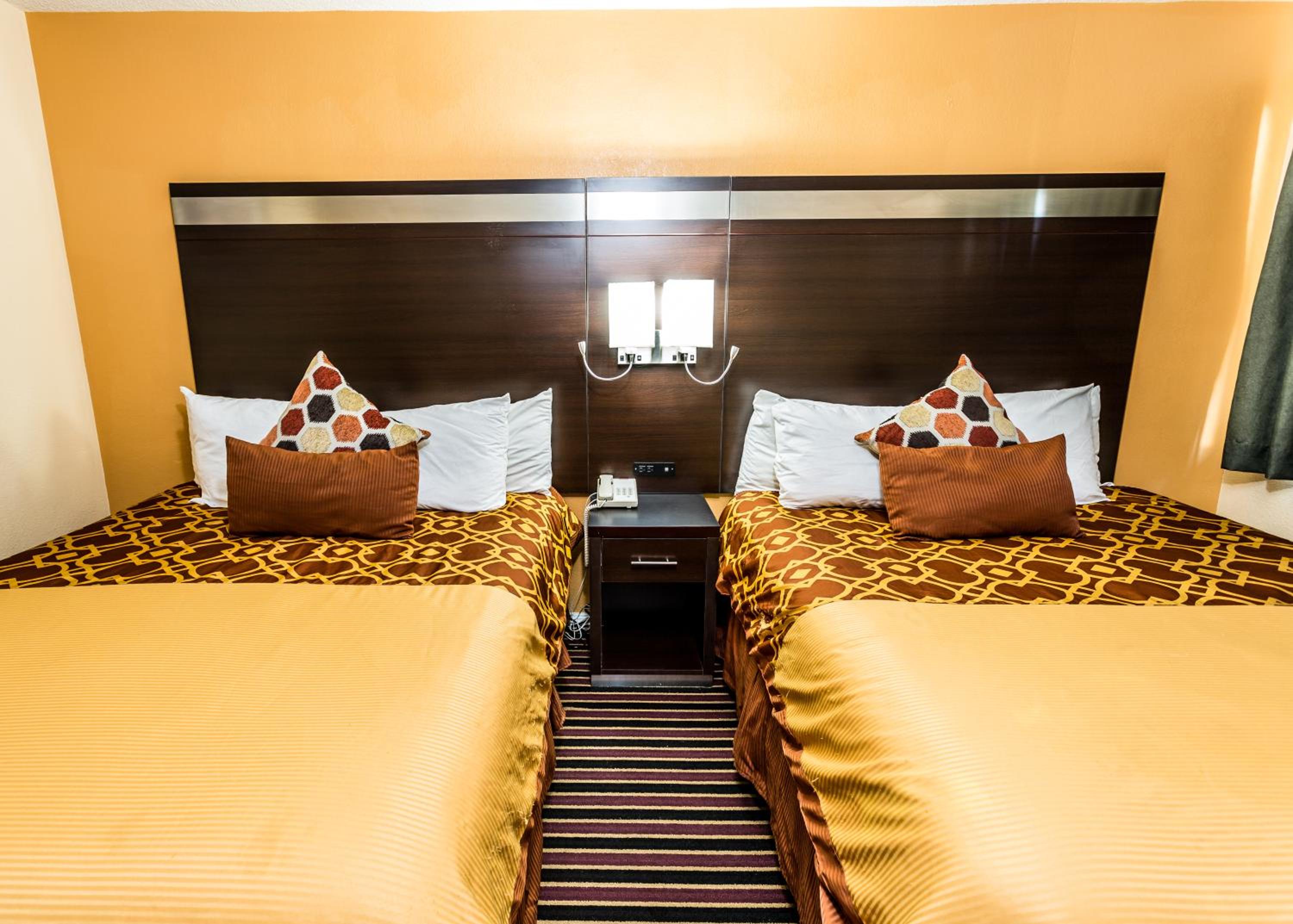 Queen Room with Two Queen Beds - Photo 3
