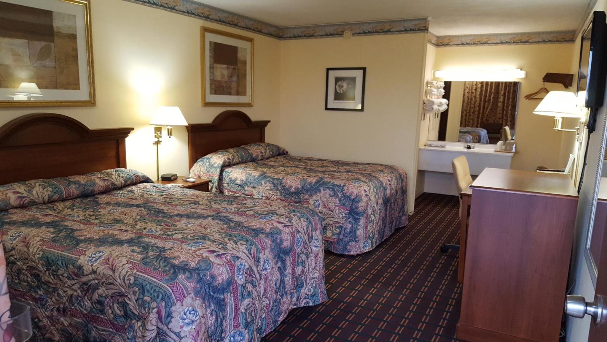 Queen Room with Two Queen Beds - Non-Smoking - Photo 1