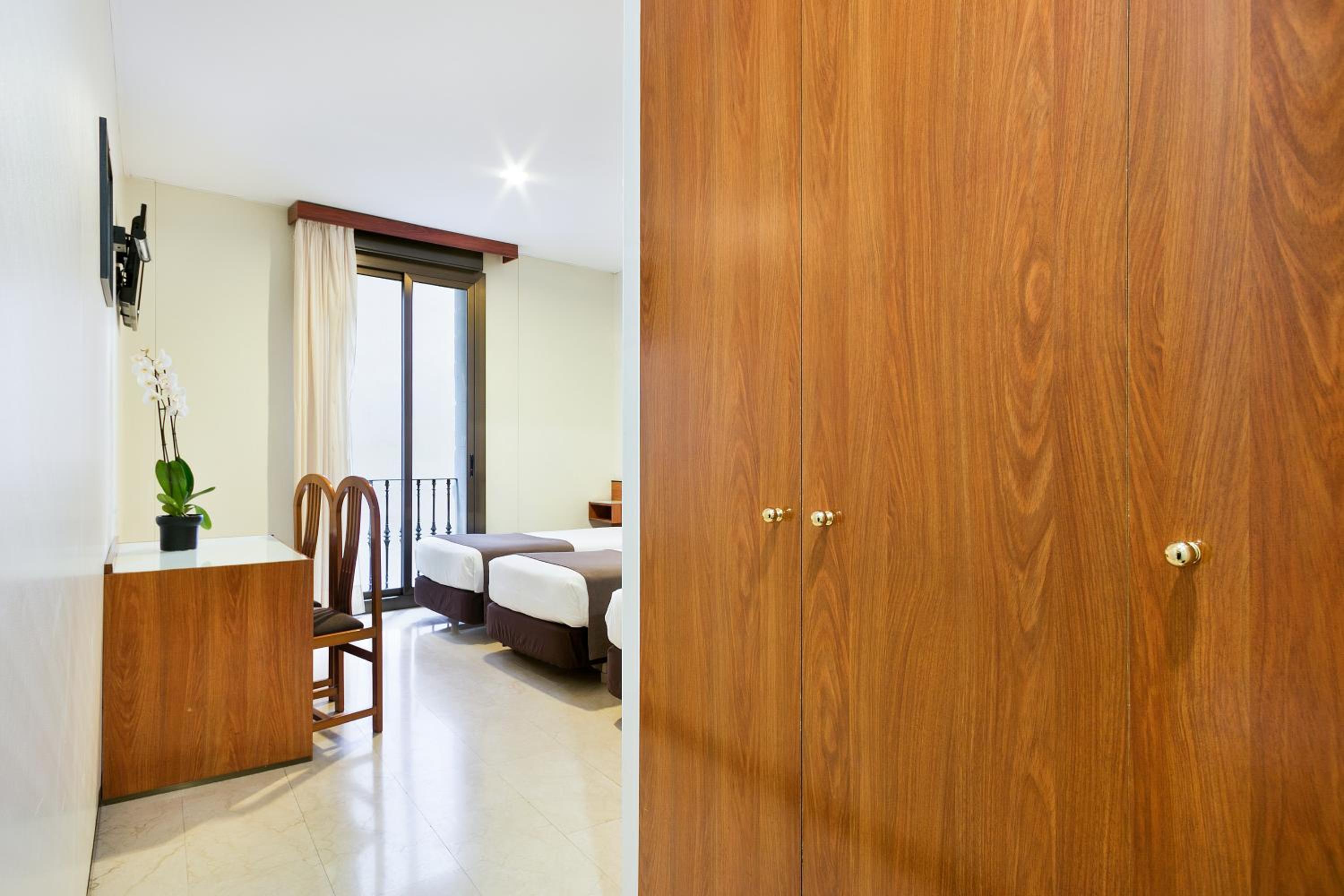 Twin Room with Extra Bed photo 2