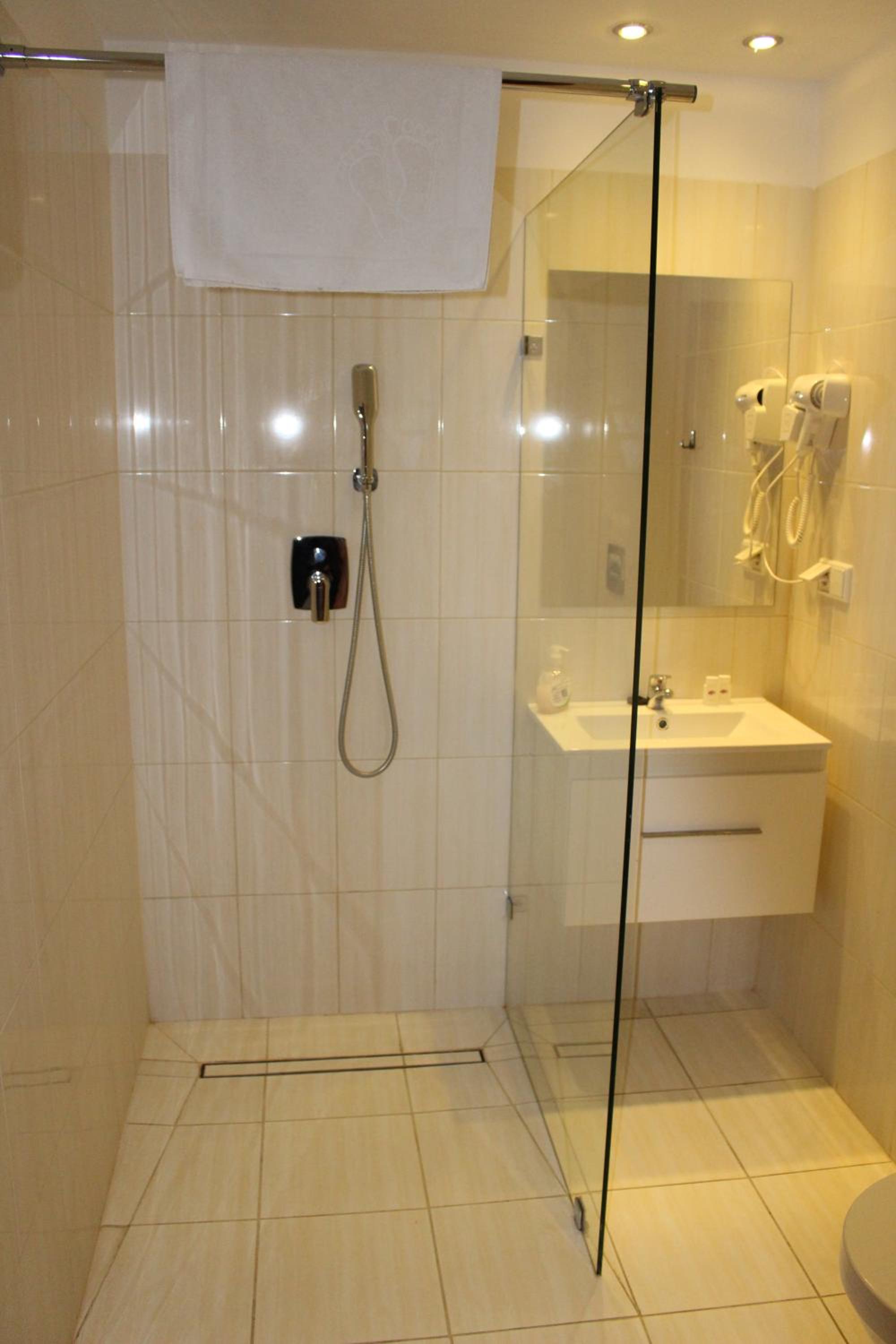 Twin Room - Photo 8