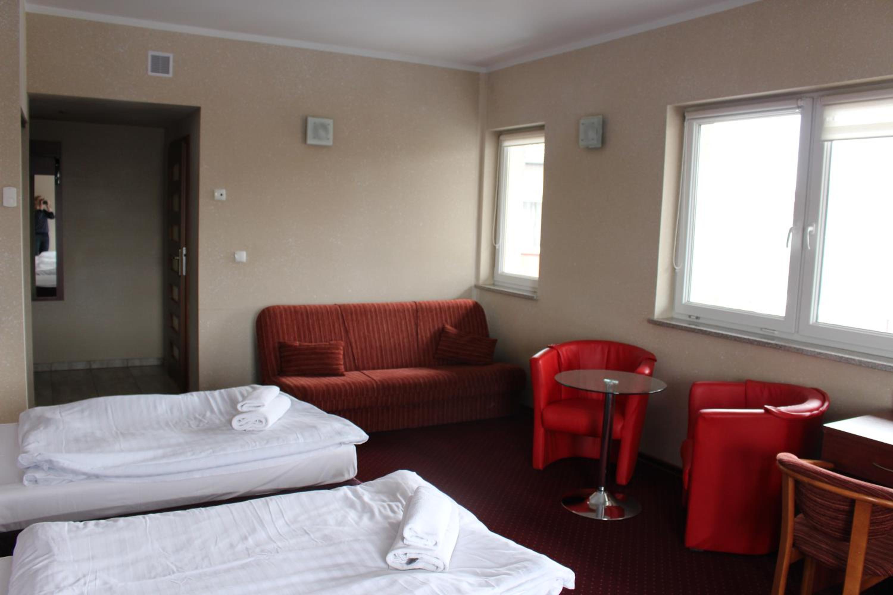 Family Room (3 Adults) - Photo 4