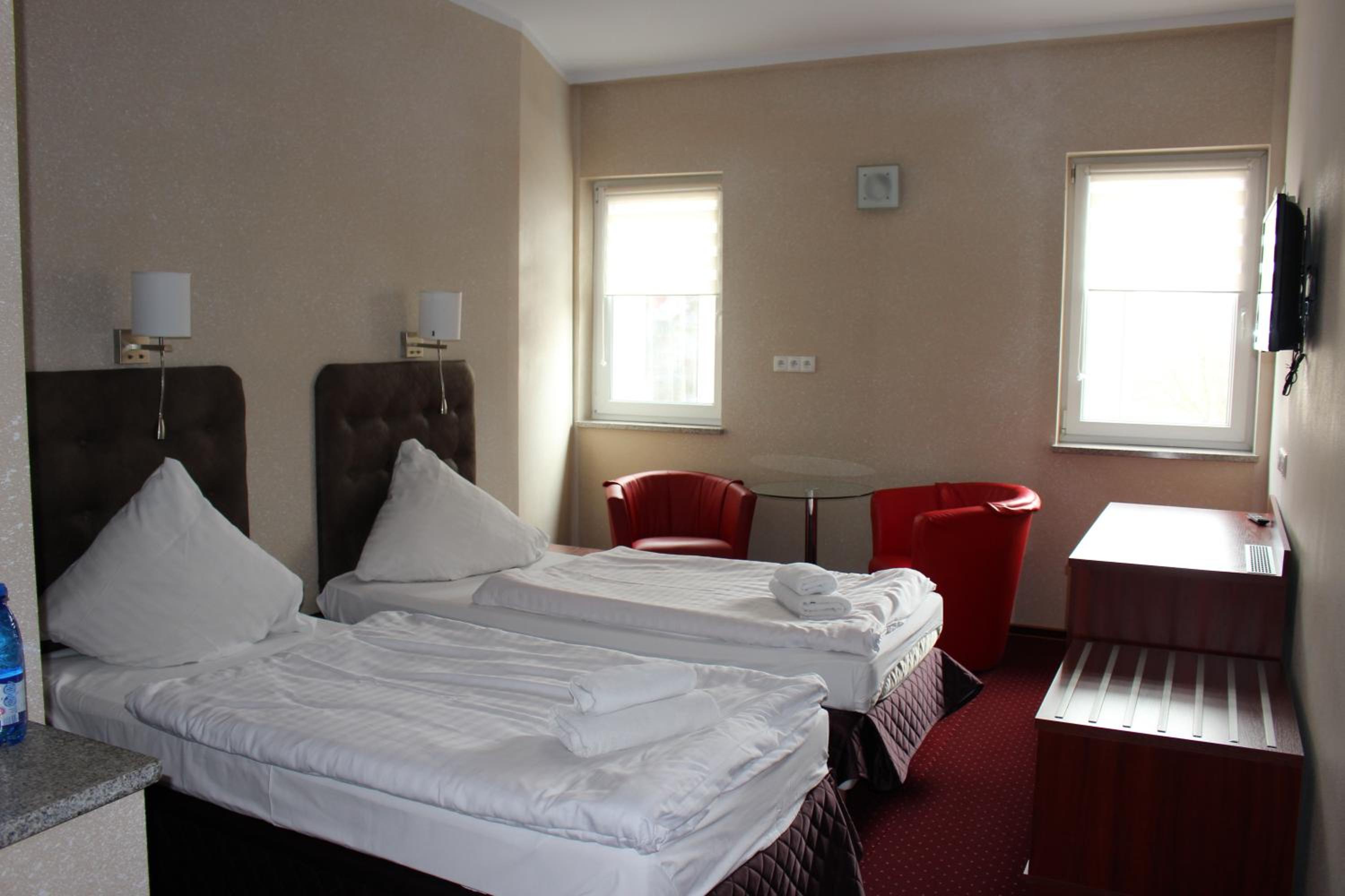 Twin Room - Photo 11