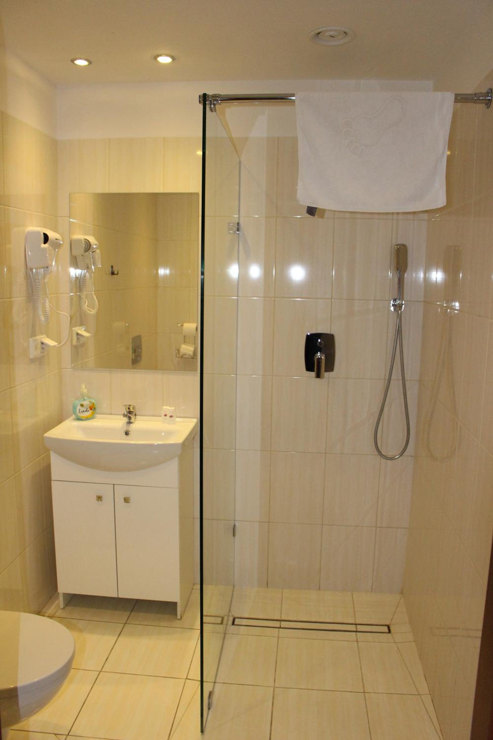 Twin Room - Photo 5