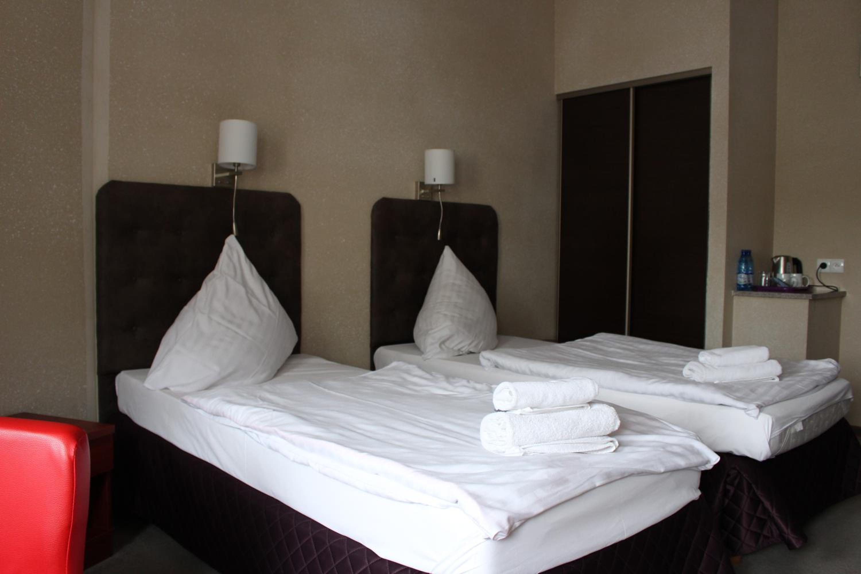 Twin Room - Photo 9