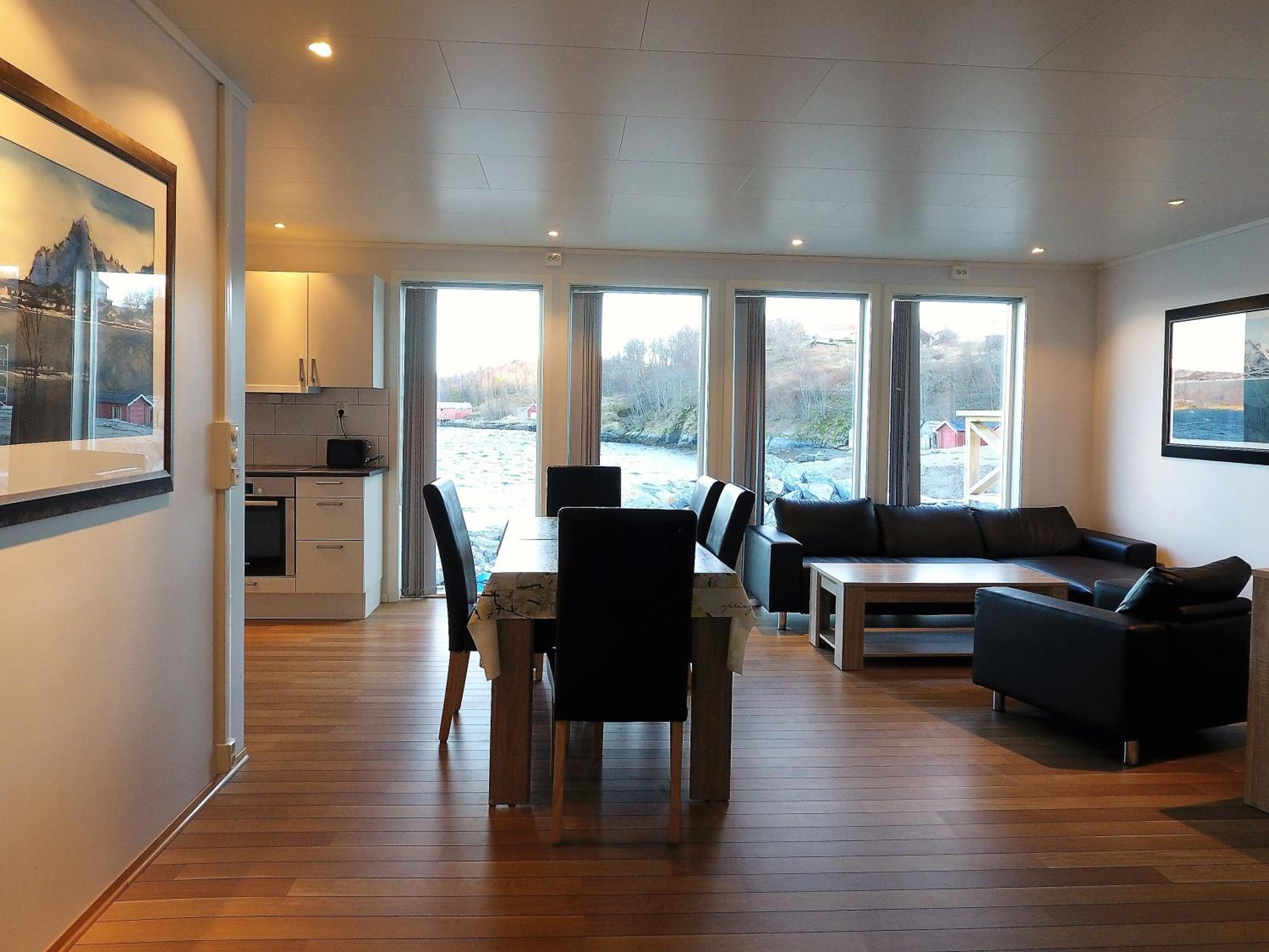 Three-Bedroom Apartment with Balcony photo 3