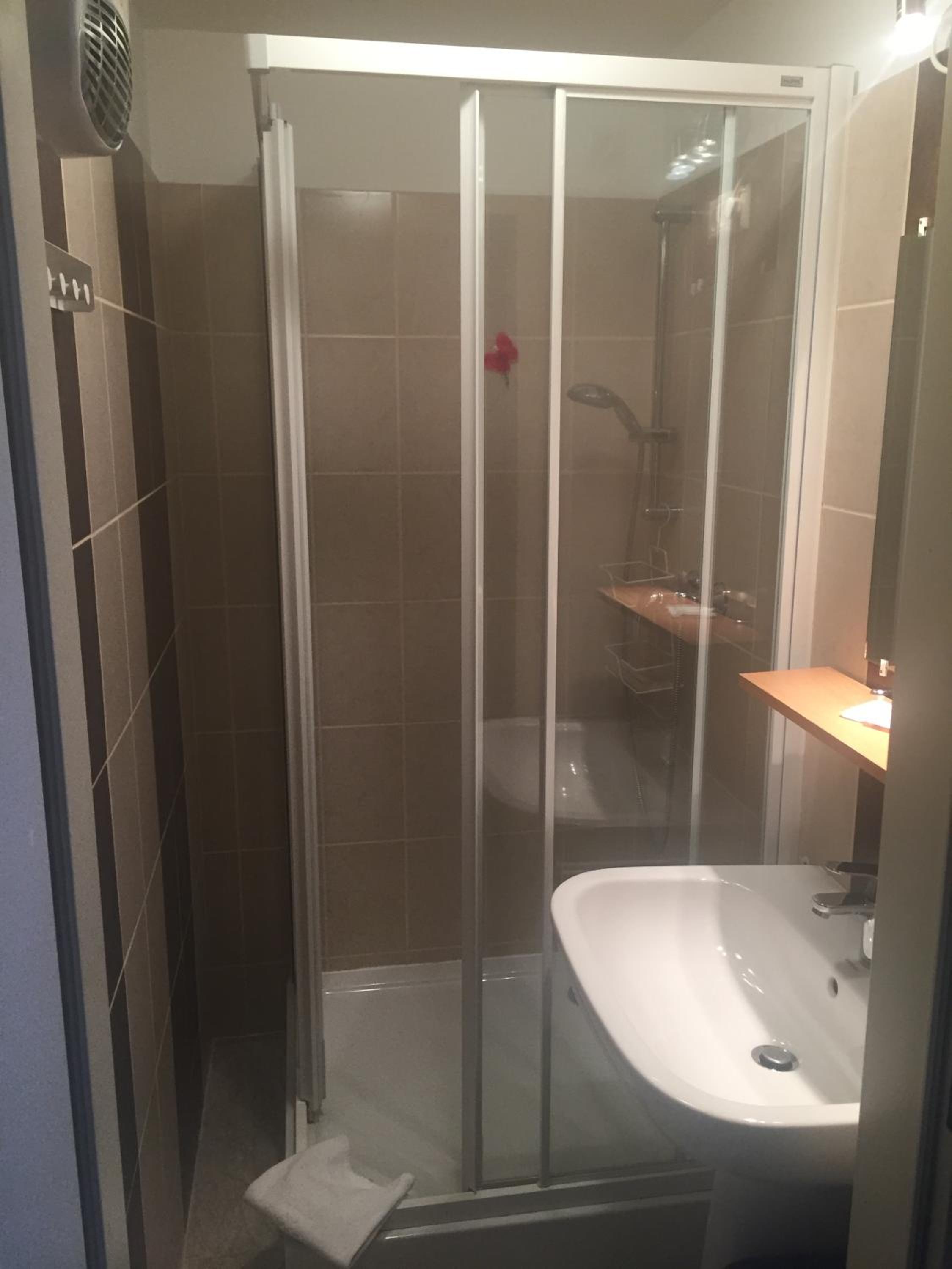 Family Room with Shared Bathroom photo 3