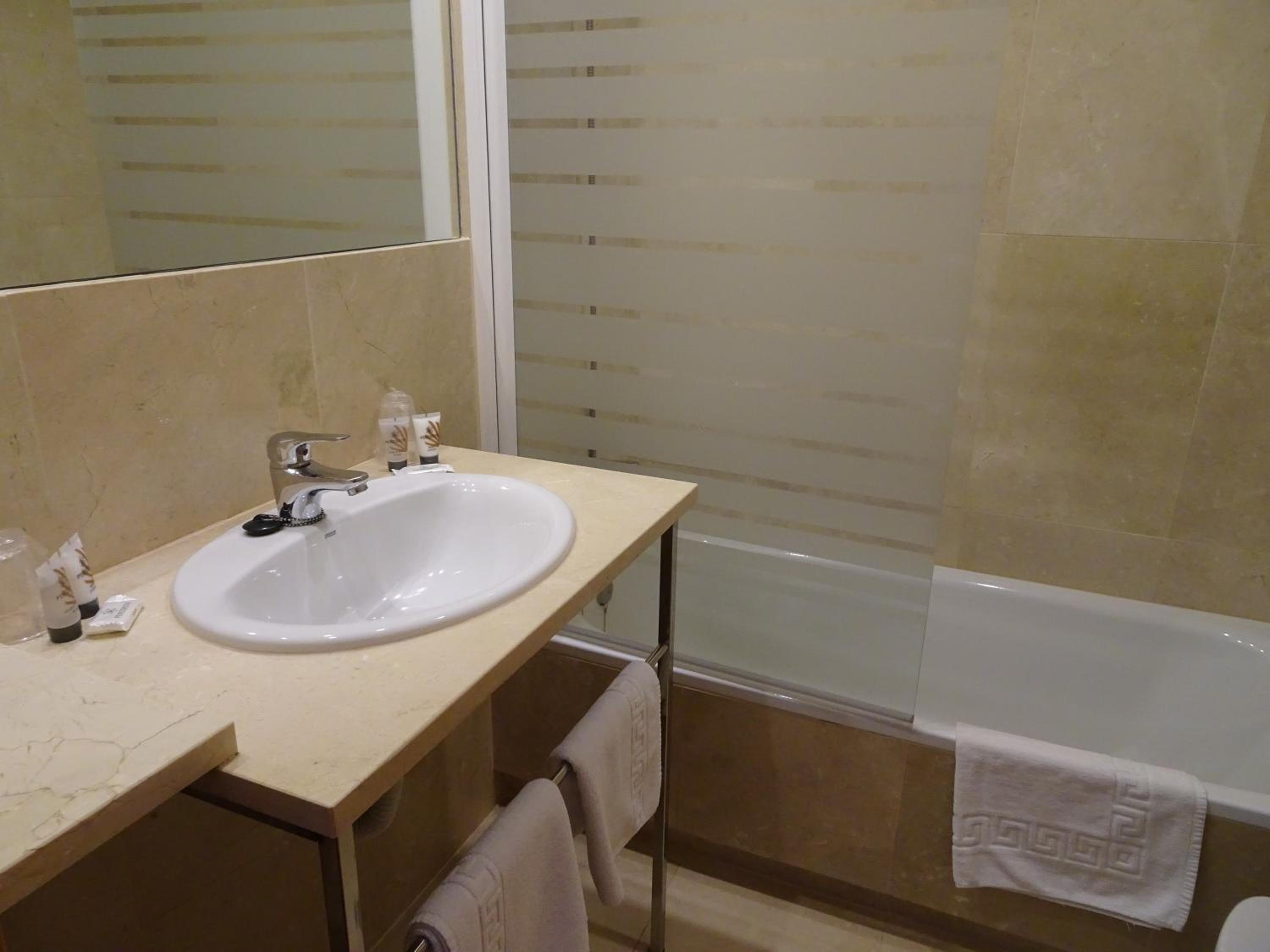 Twin Room - Photo 3