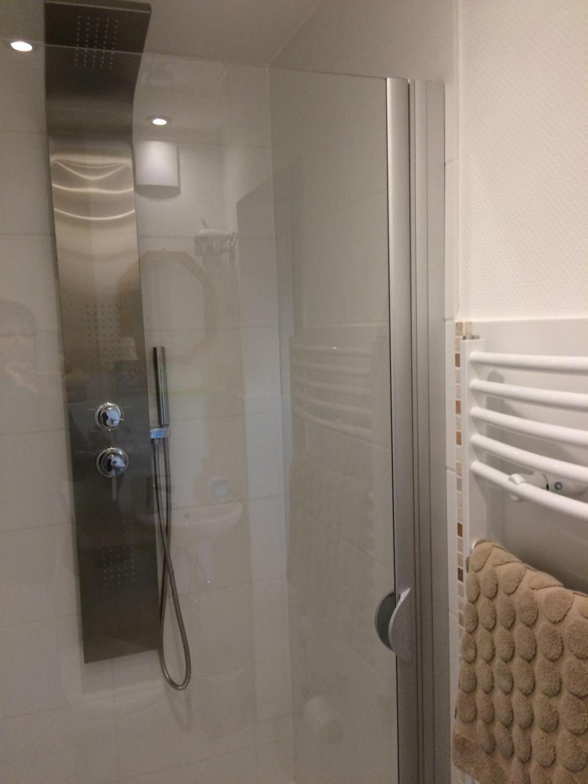 Apartment with Shower photo 3