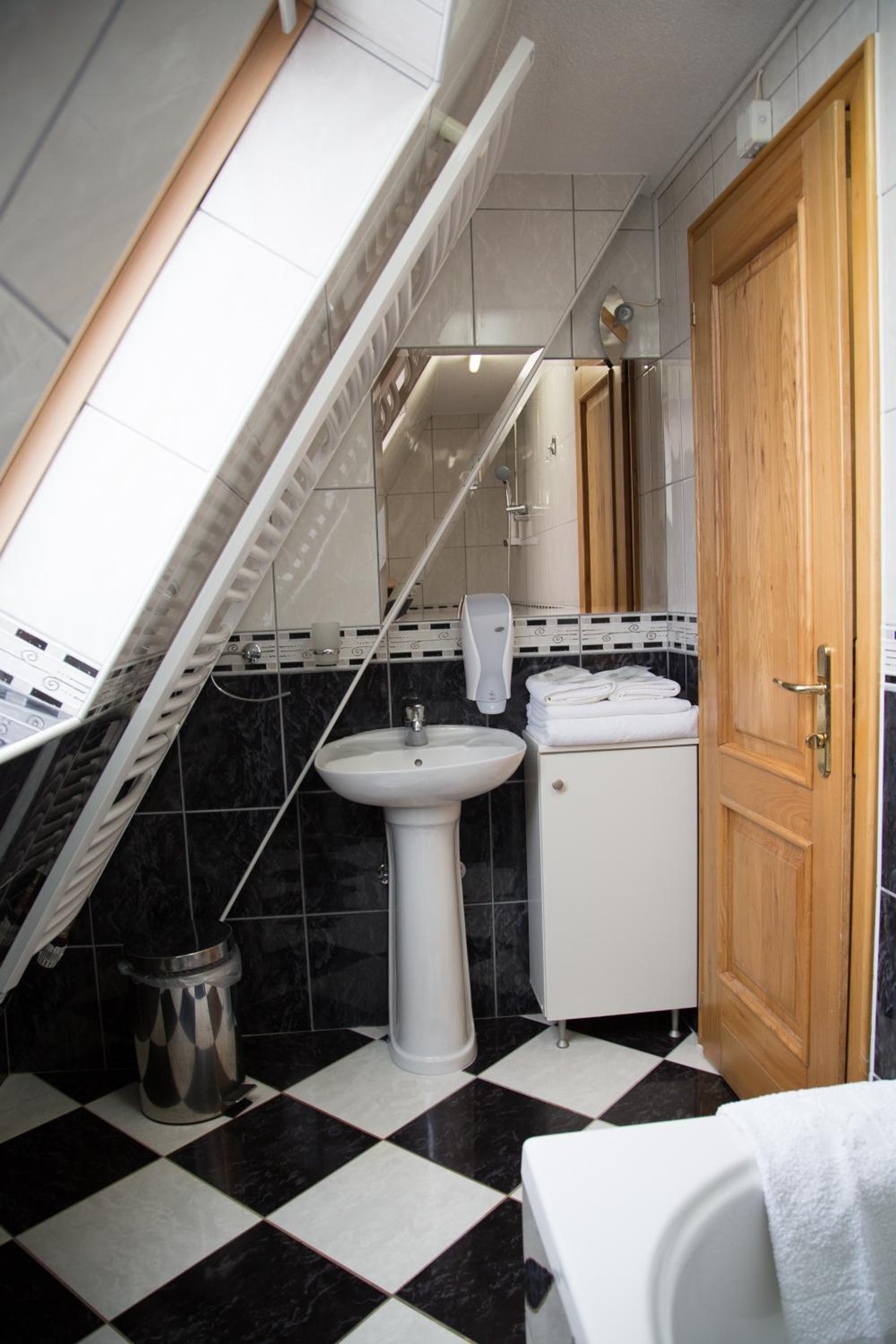 Deluxe Double Room with Balcony - Photo 9