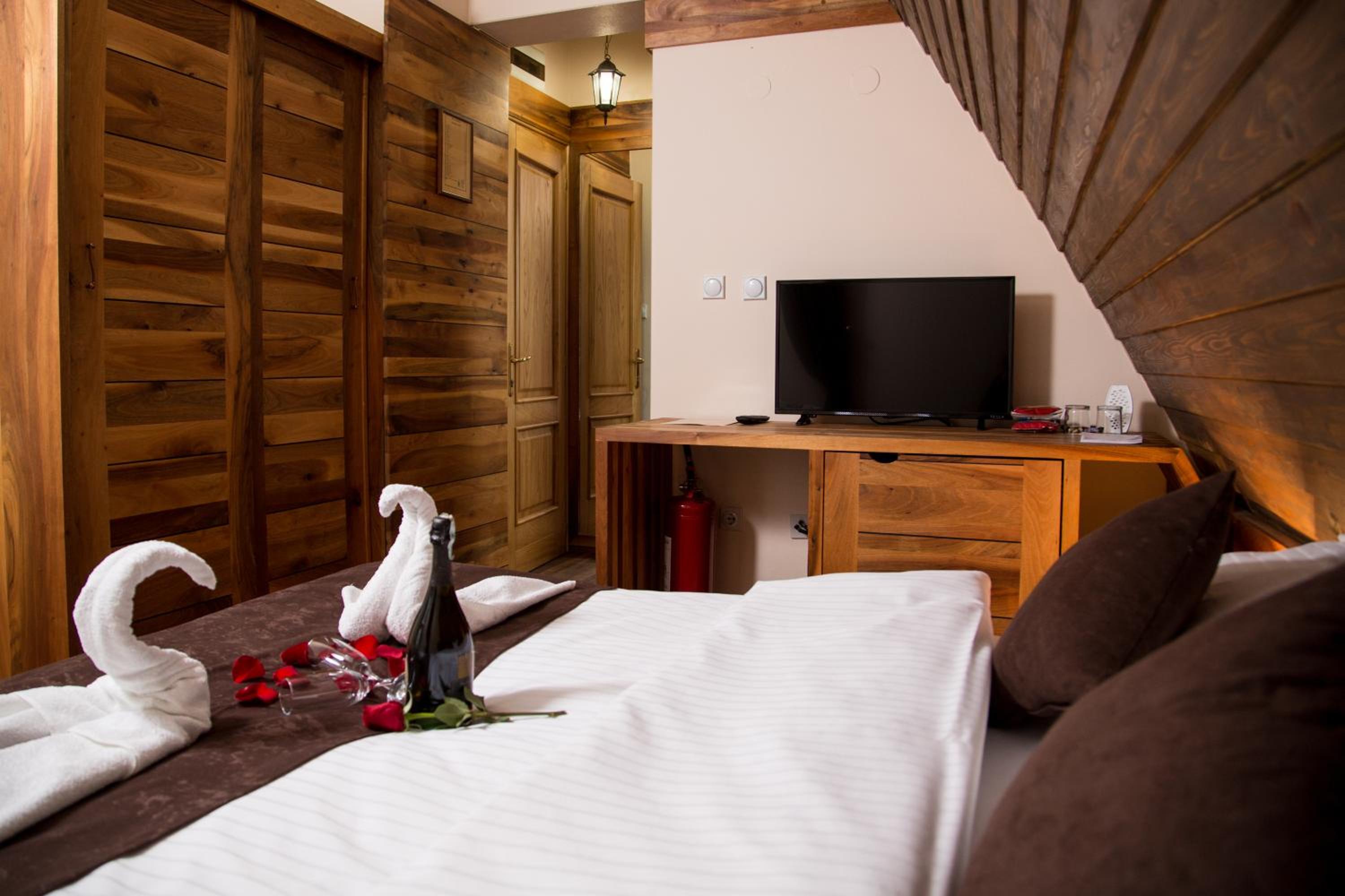 Deluxe Double Room with Balcony - Photo 6