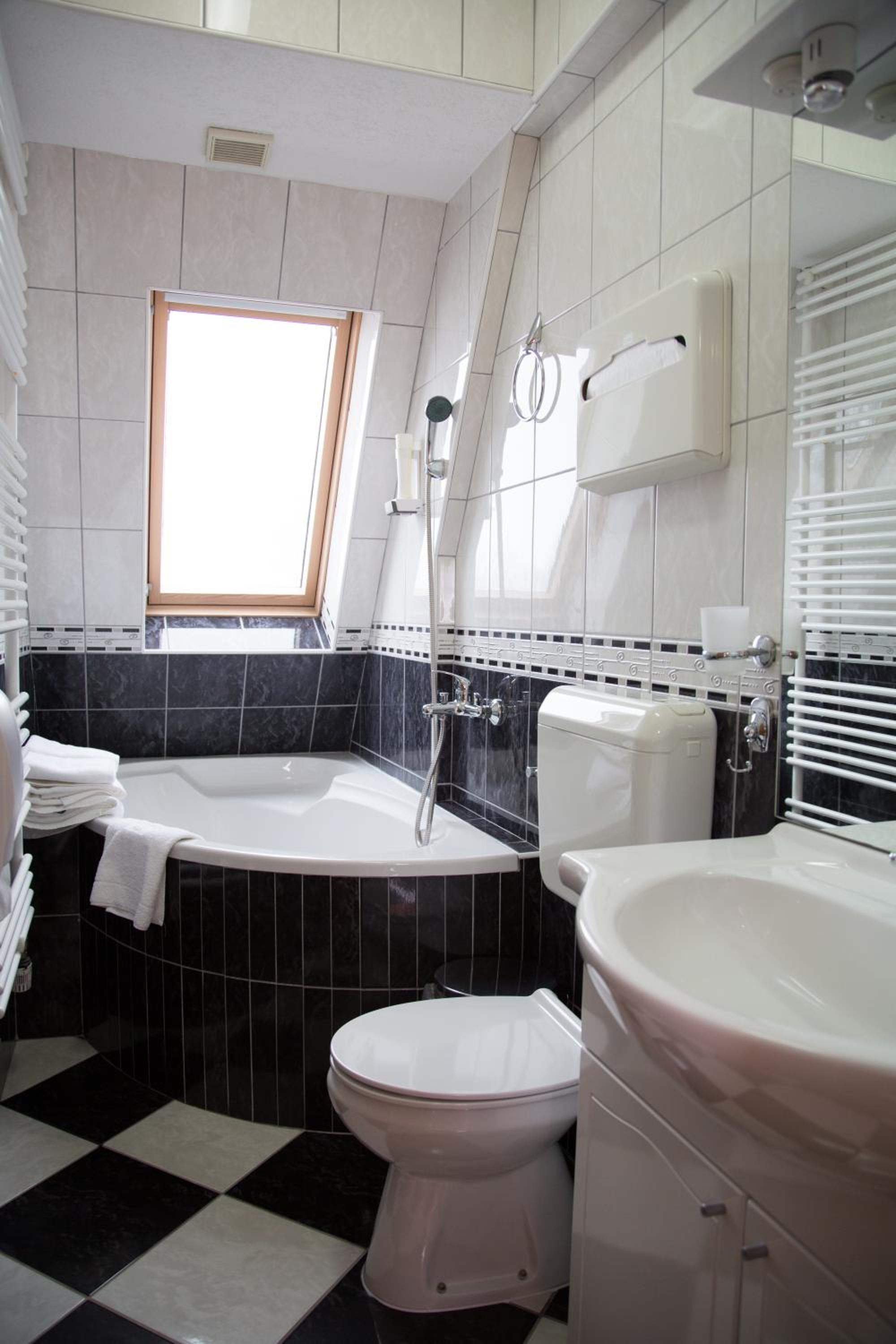 Deluxe Double Room with Balcony - Photo 4