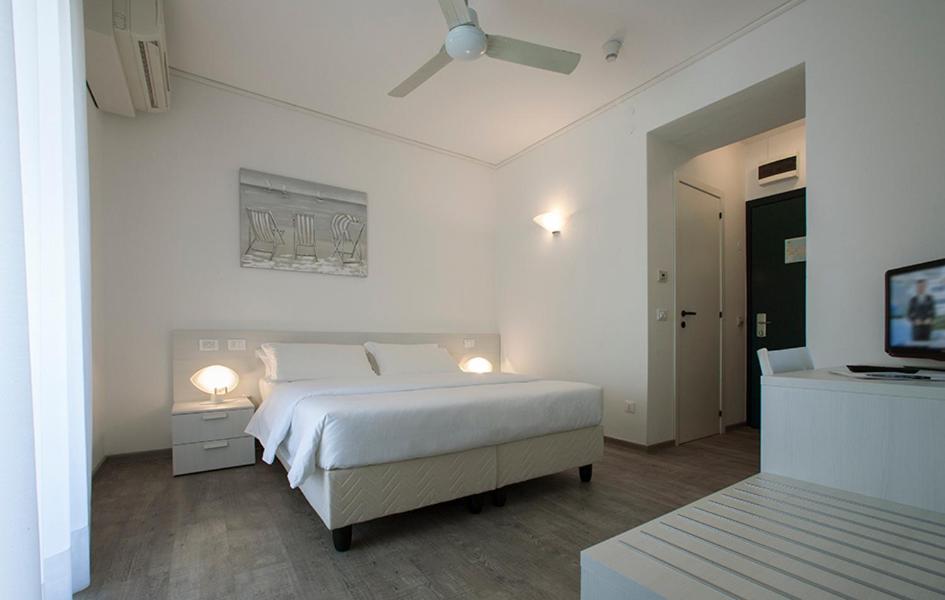 Family Room - Photo 2