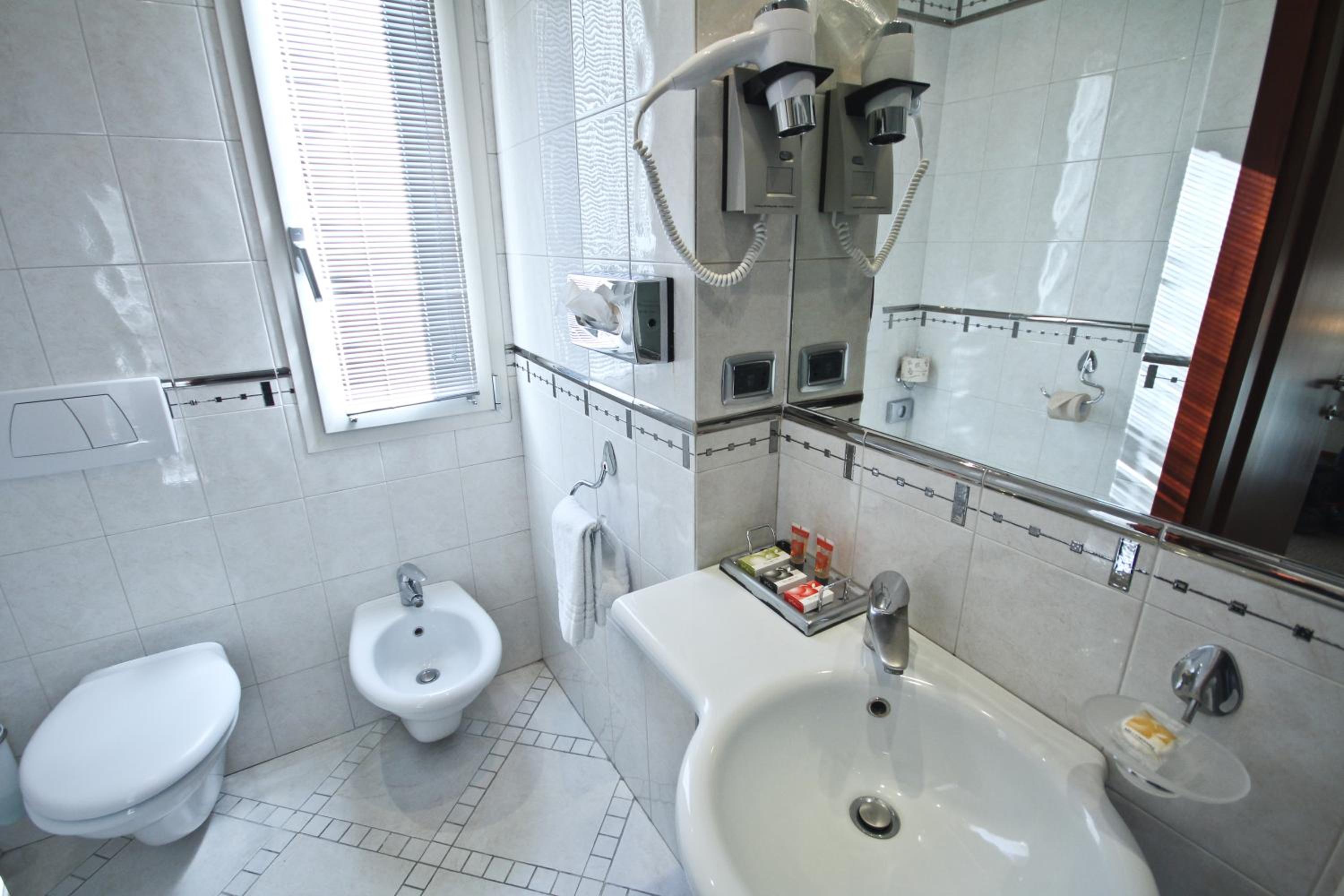 Double Room - Photo 13