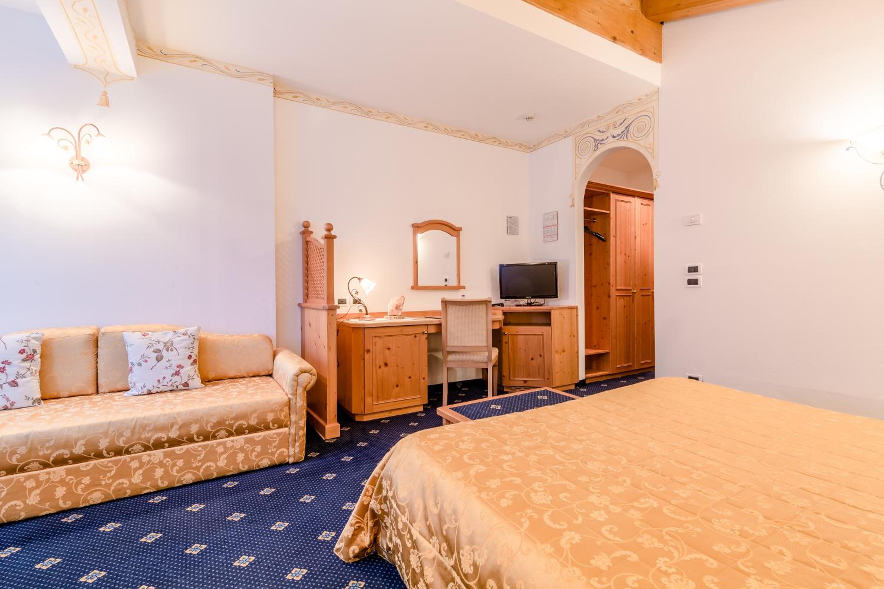 Junior Suite with Balcony photo 2