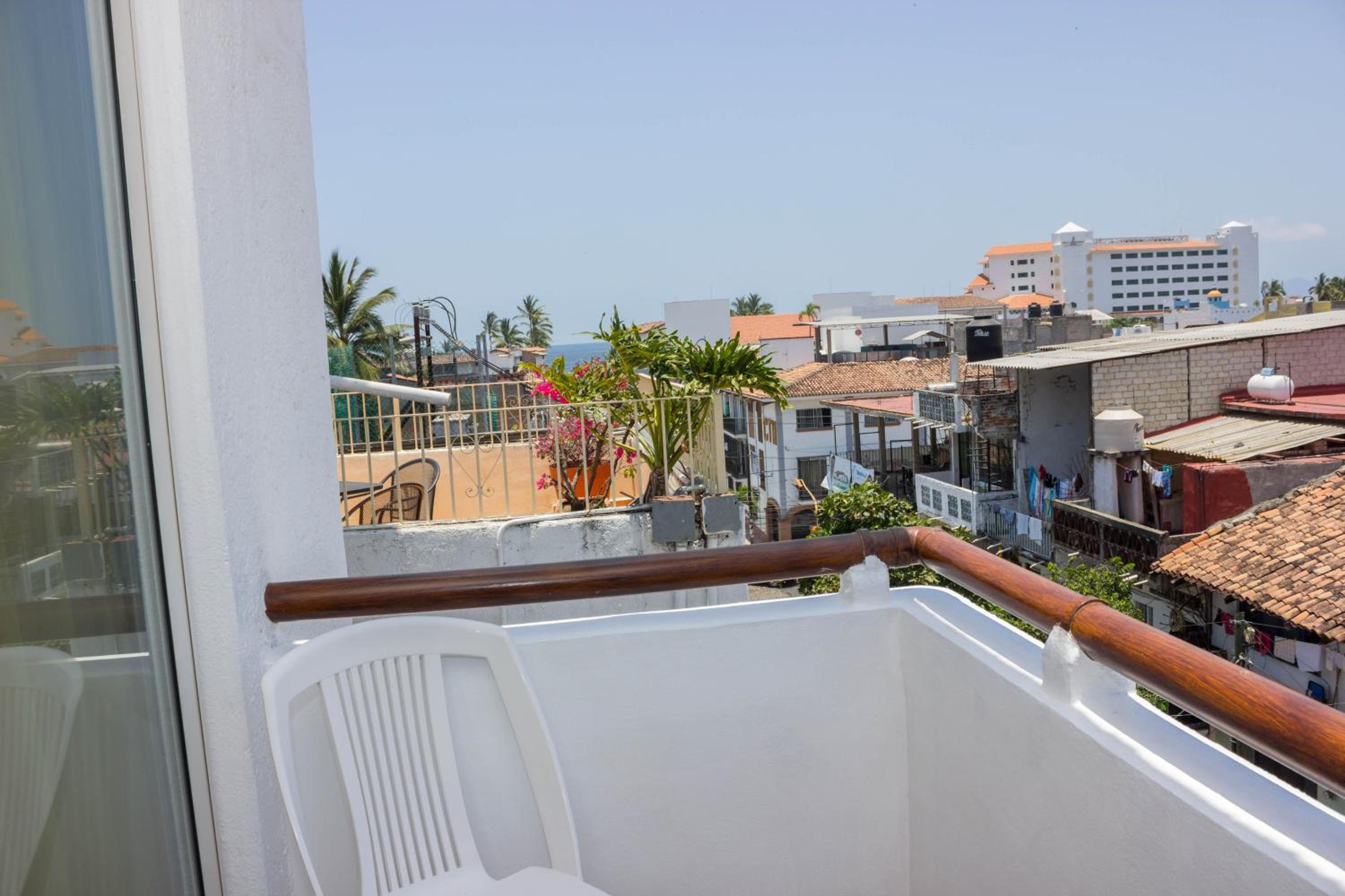 Double Room with Balcony - Photo 6