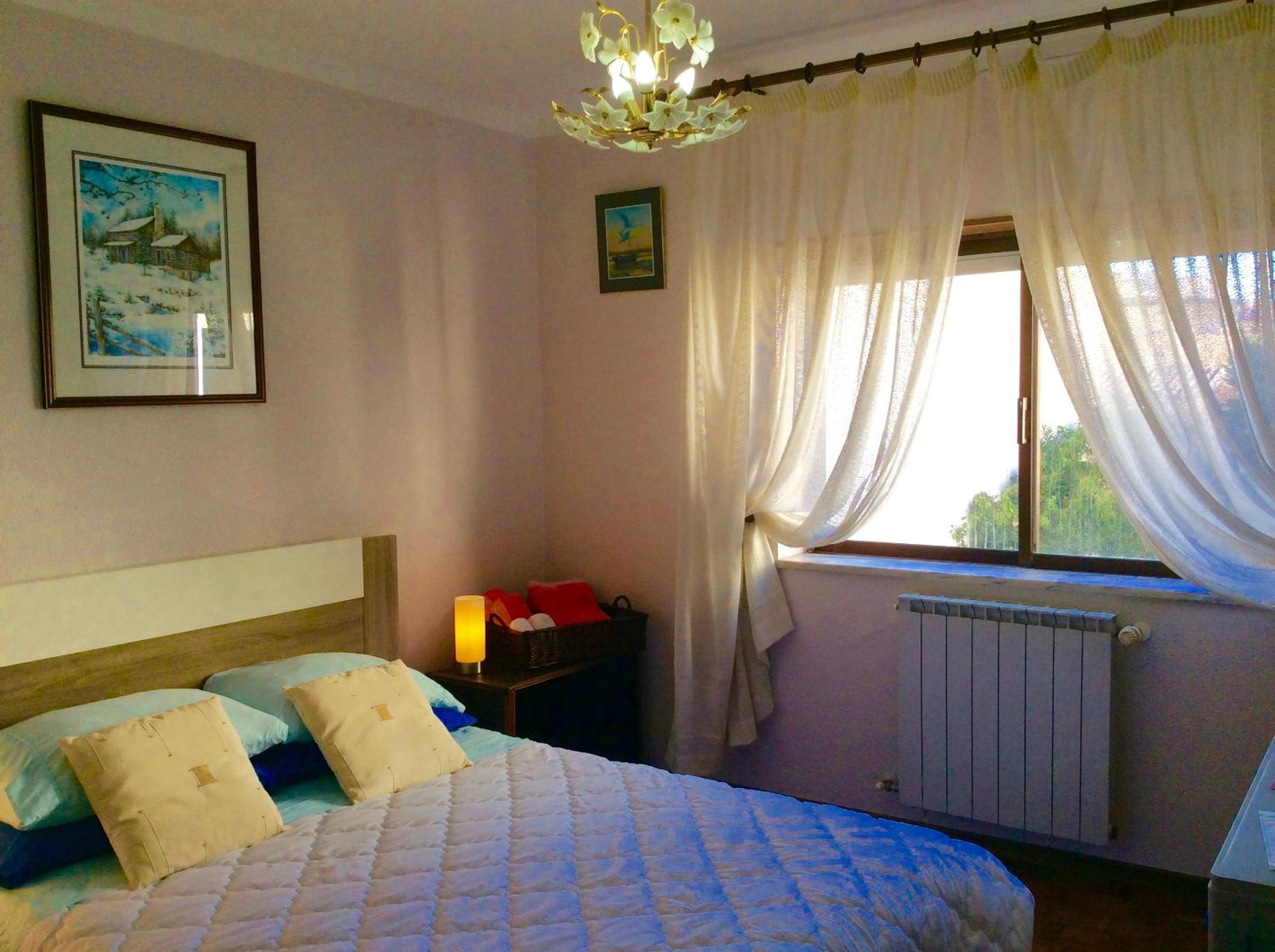 Queen Room with Shared Bathroom photo 1