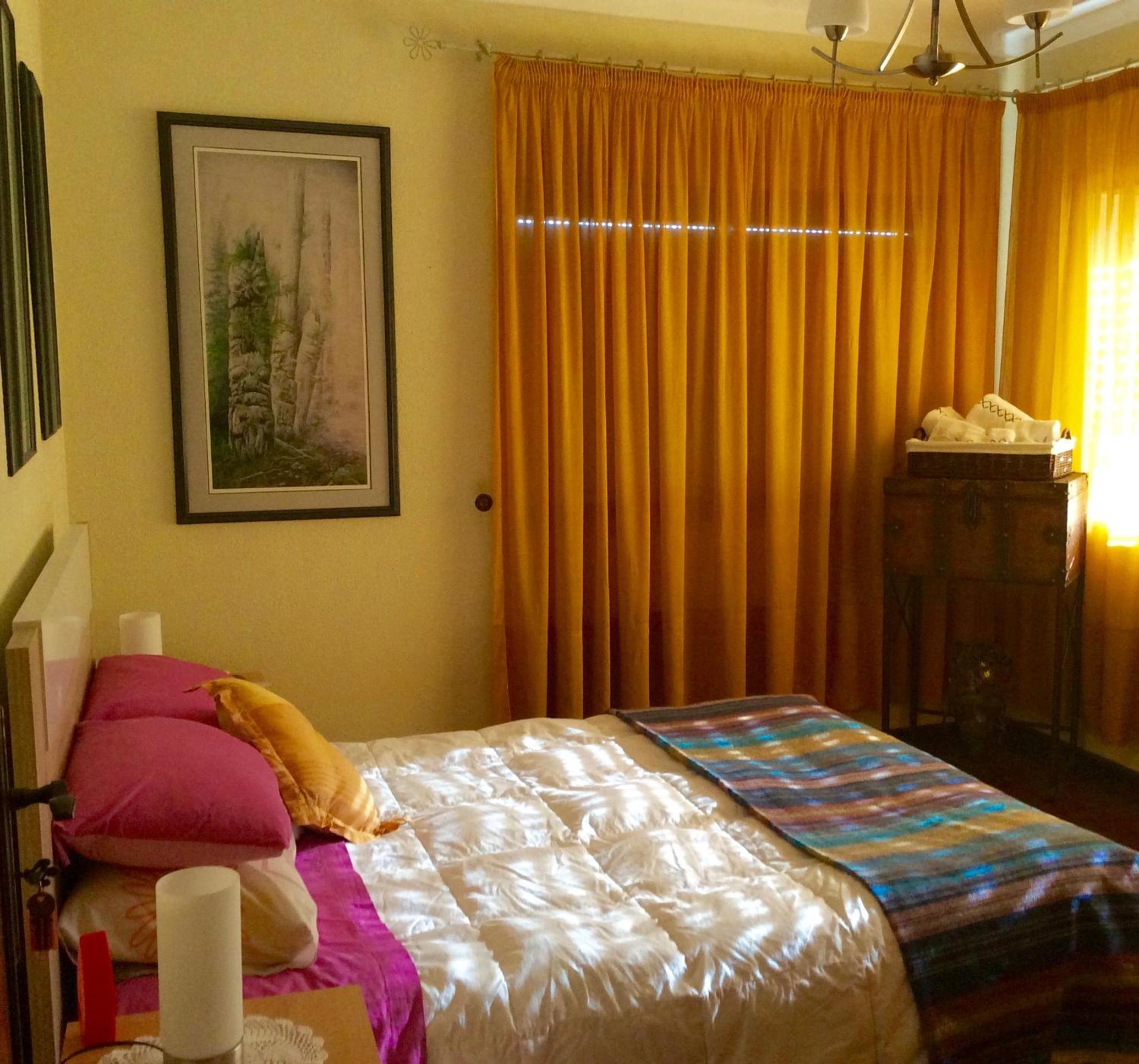 Queen Room with Private Bathroom photo 1