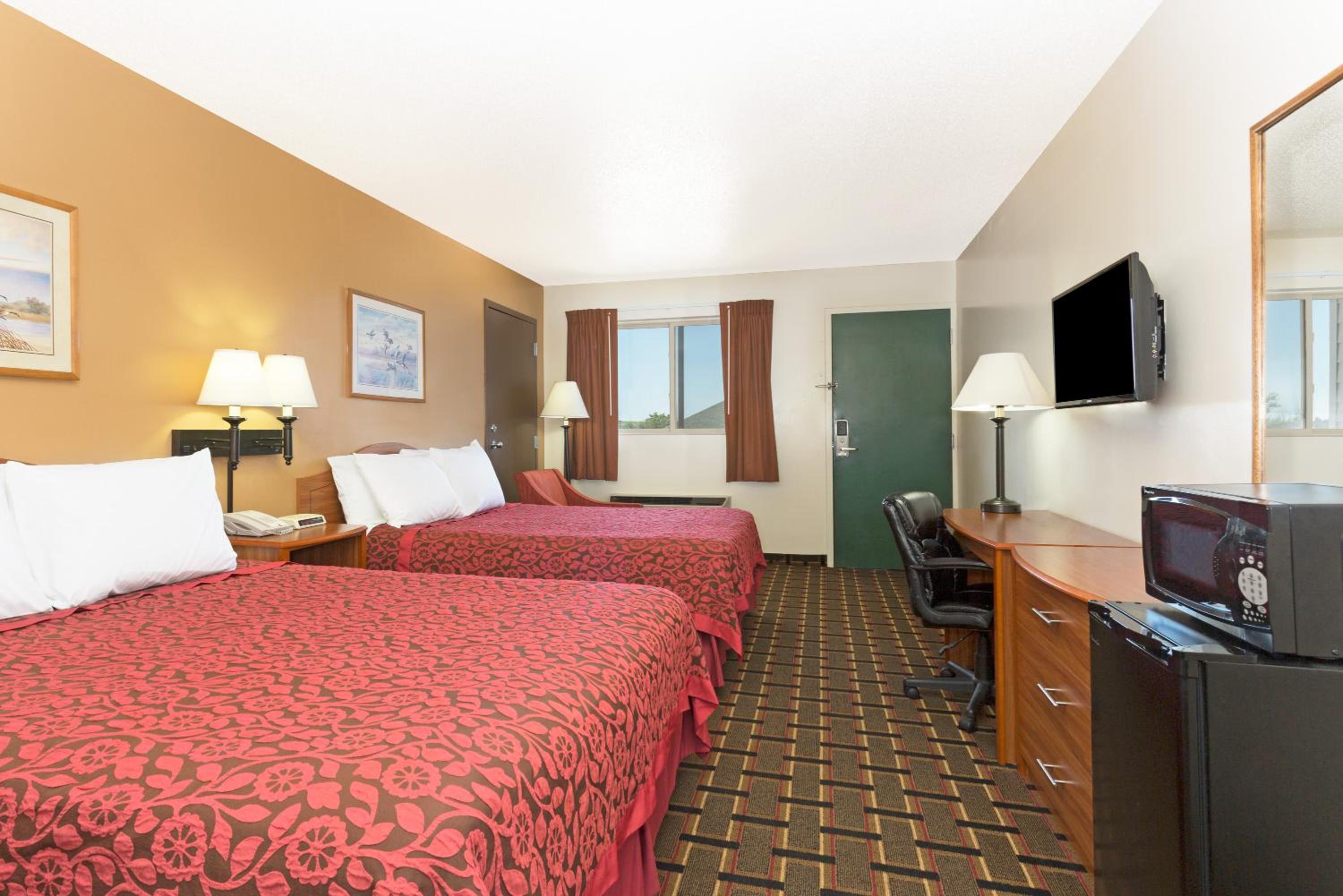 Queen Room with Two Queen Beds - Non-Smoking - Photo 2