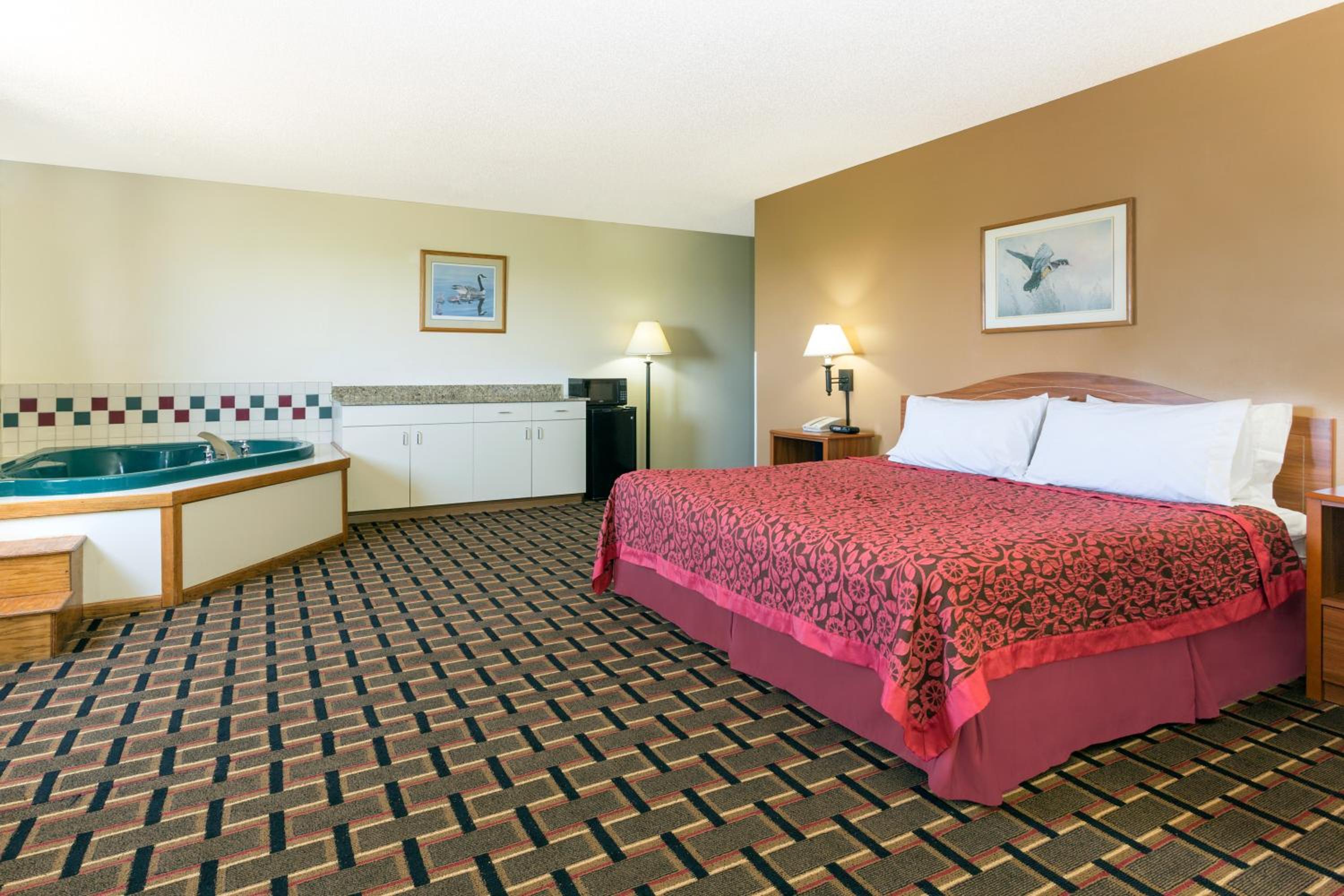 Deluxe King Suite - Photo 3