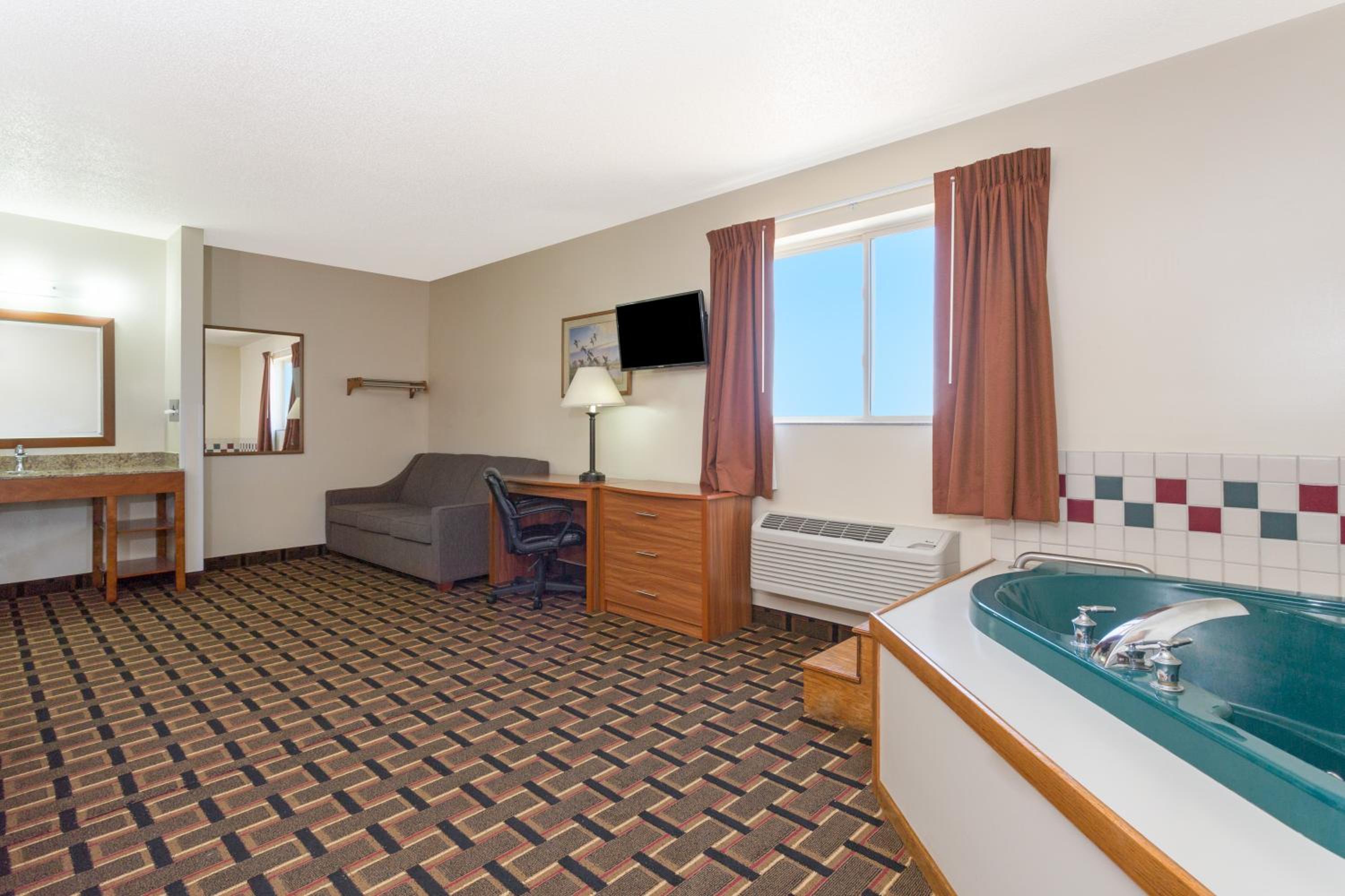 Deluxe King Suite - Photo 1