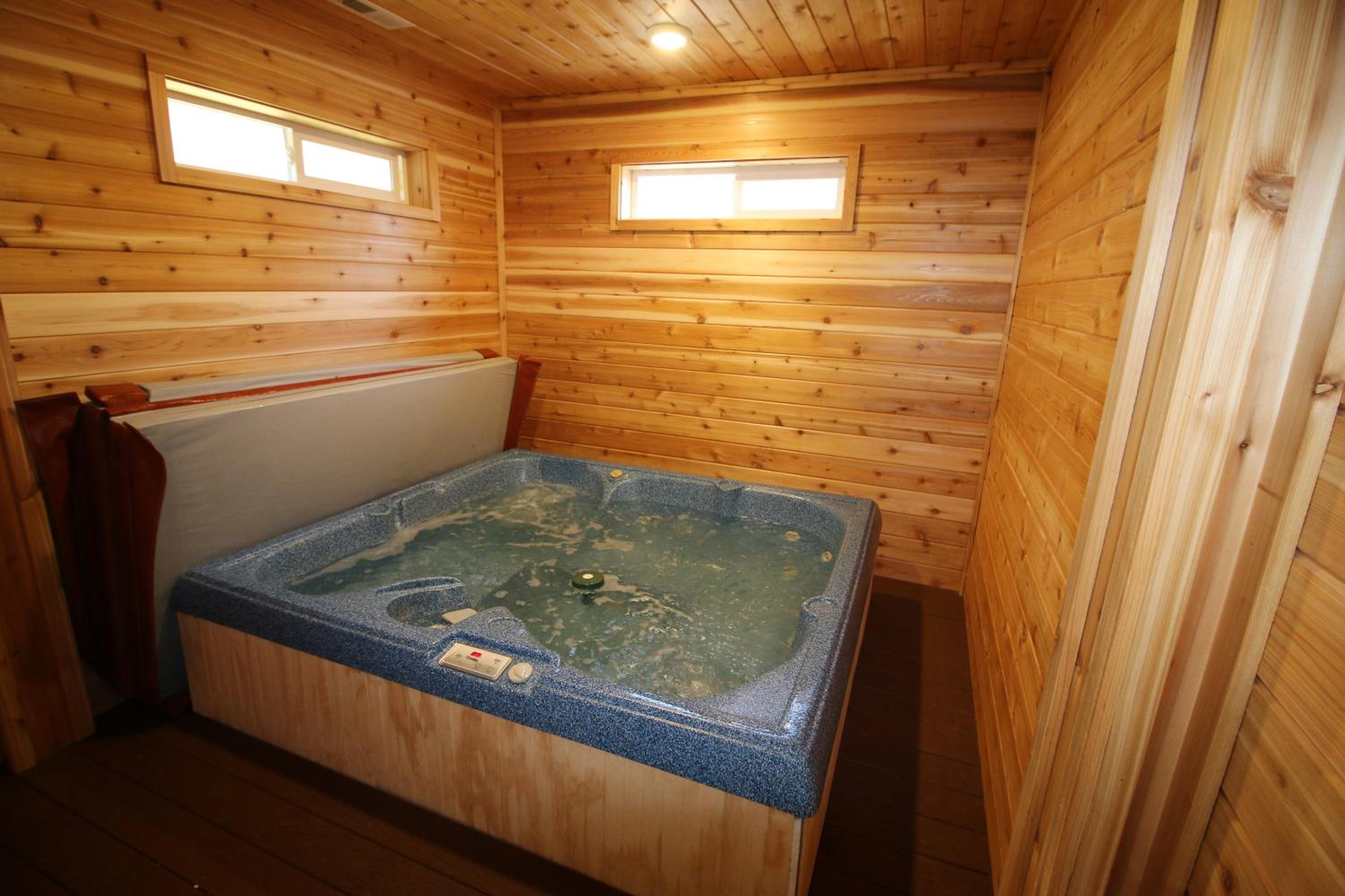 Deluxe Two Bedroom Cottage with Spa photo 2
