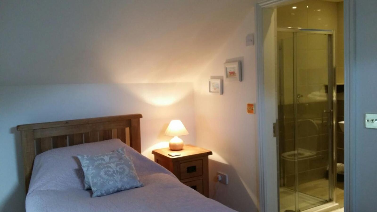 Single Room with Bathroom photo 1