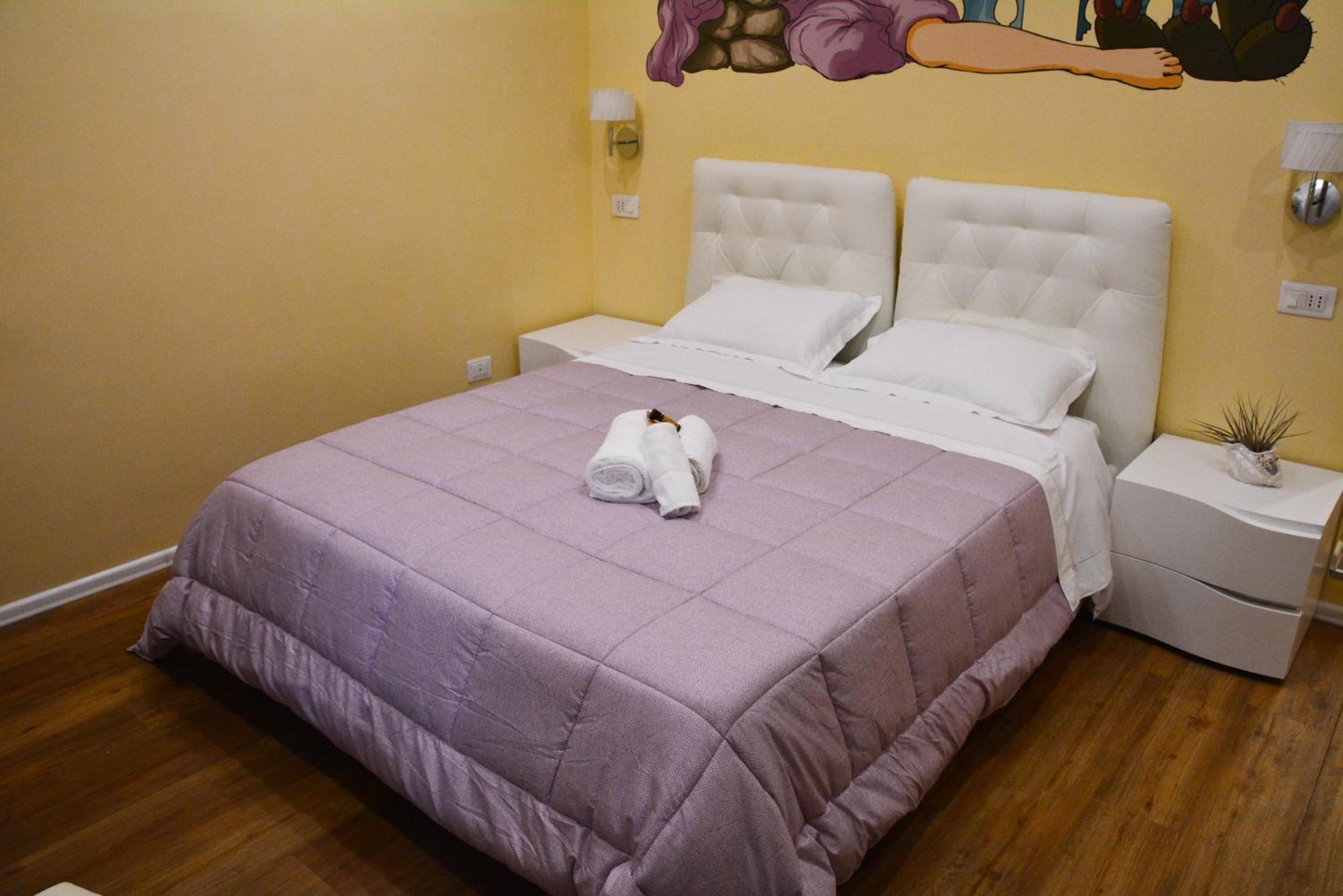 Large Double Room - Photo 1