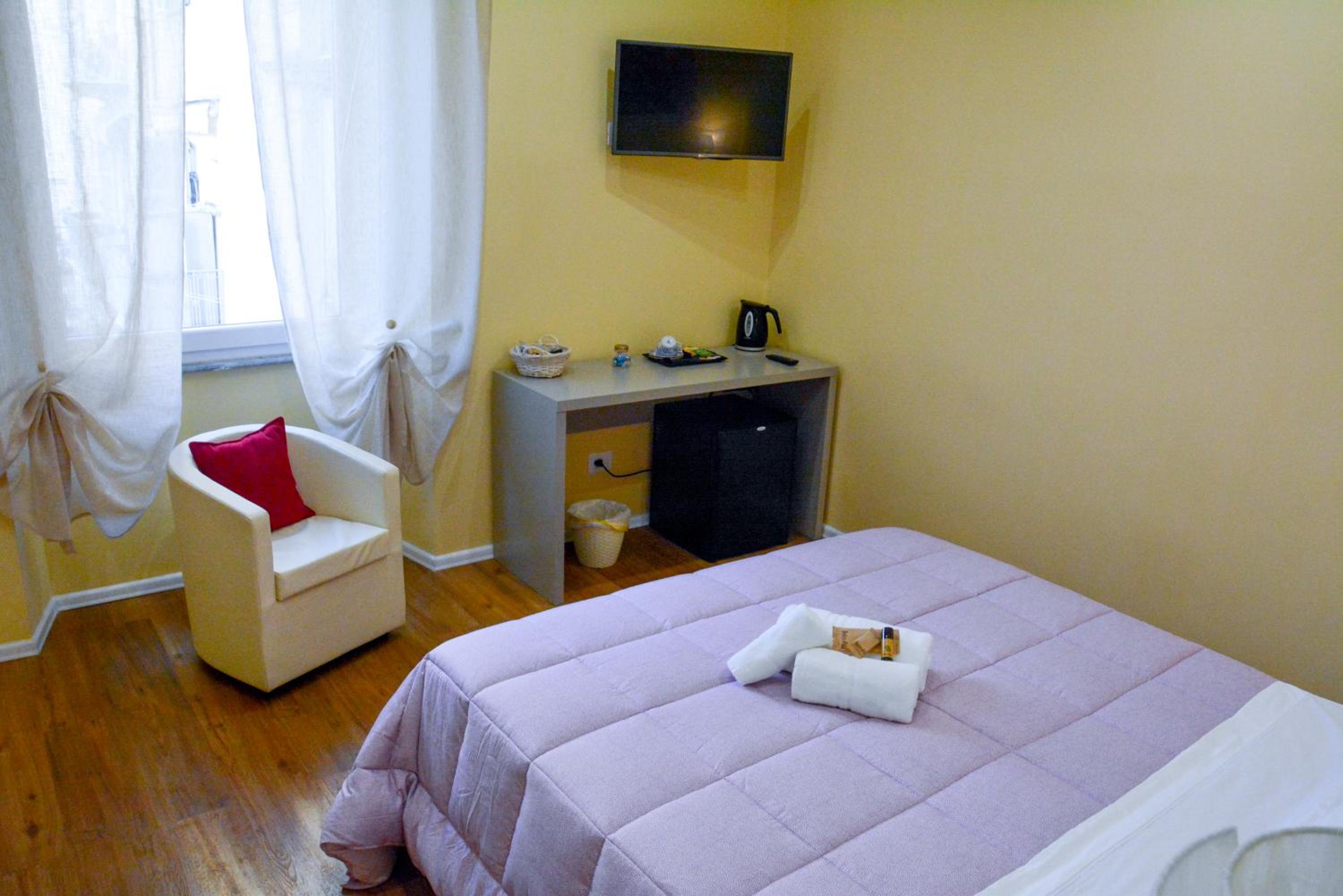 Large Double Room - Photo 12