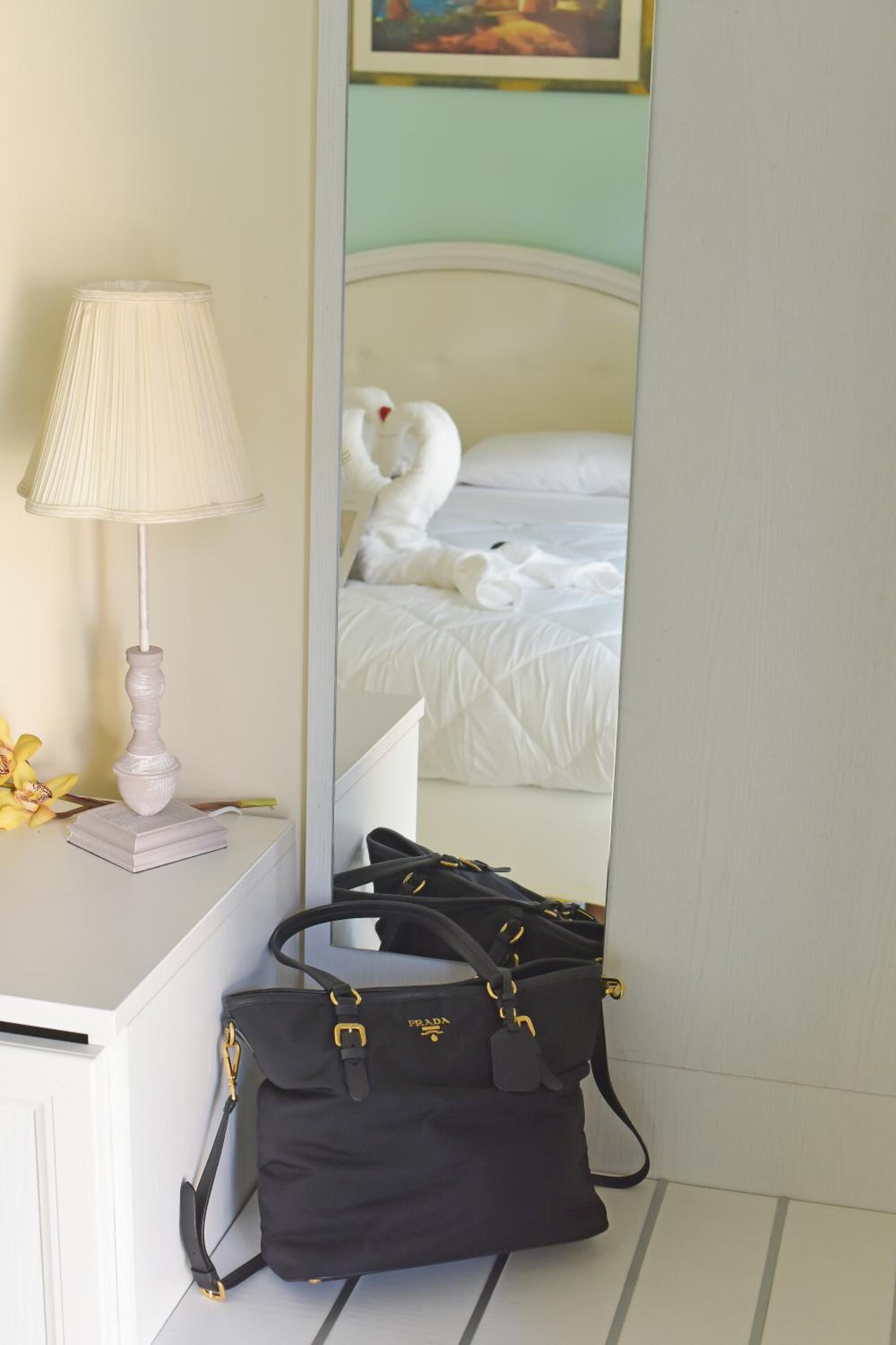 Classic Double Room with Balcony - Photo 4