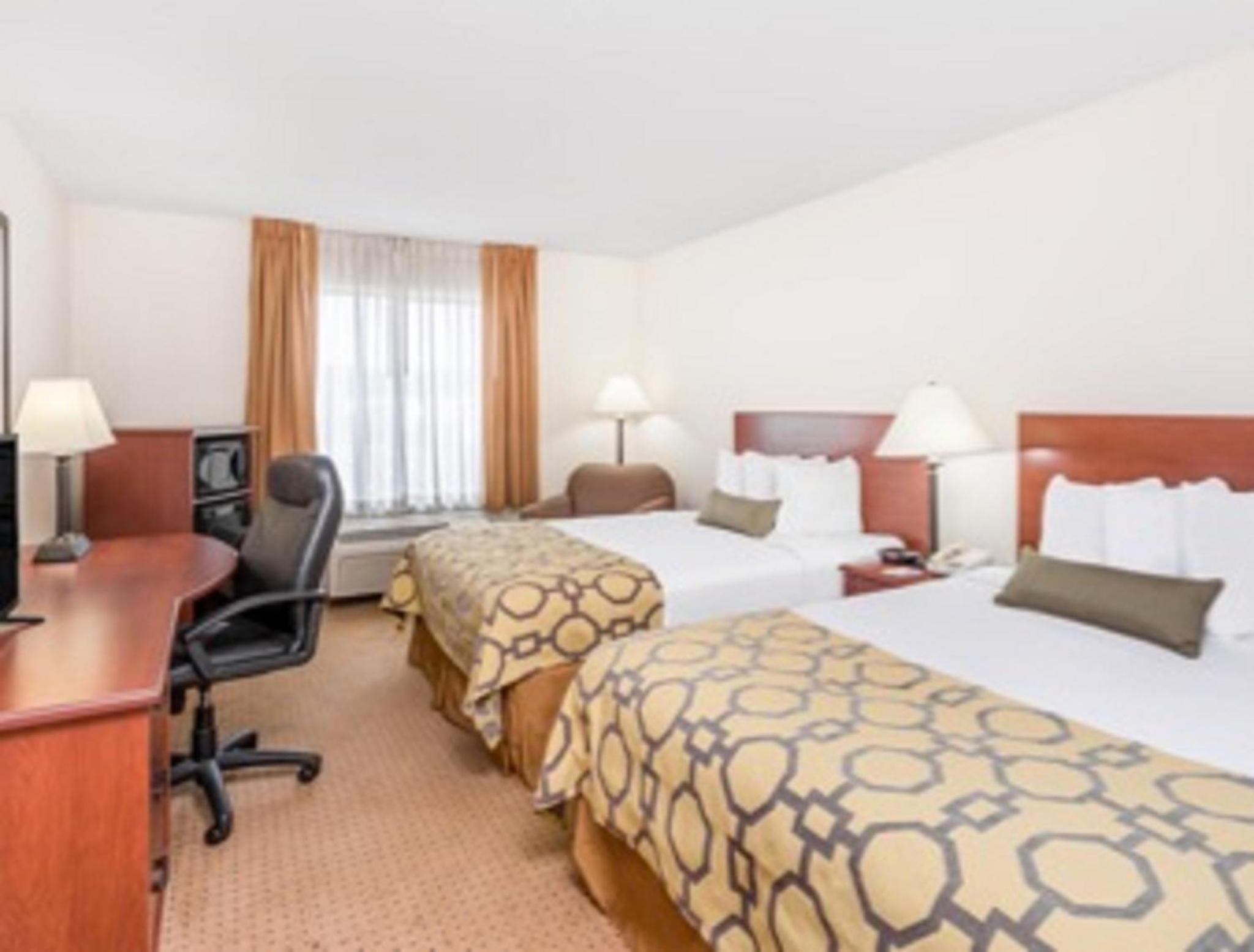 Queen Room with Two Queen Beds - Non-Smoking - Photo 2