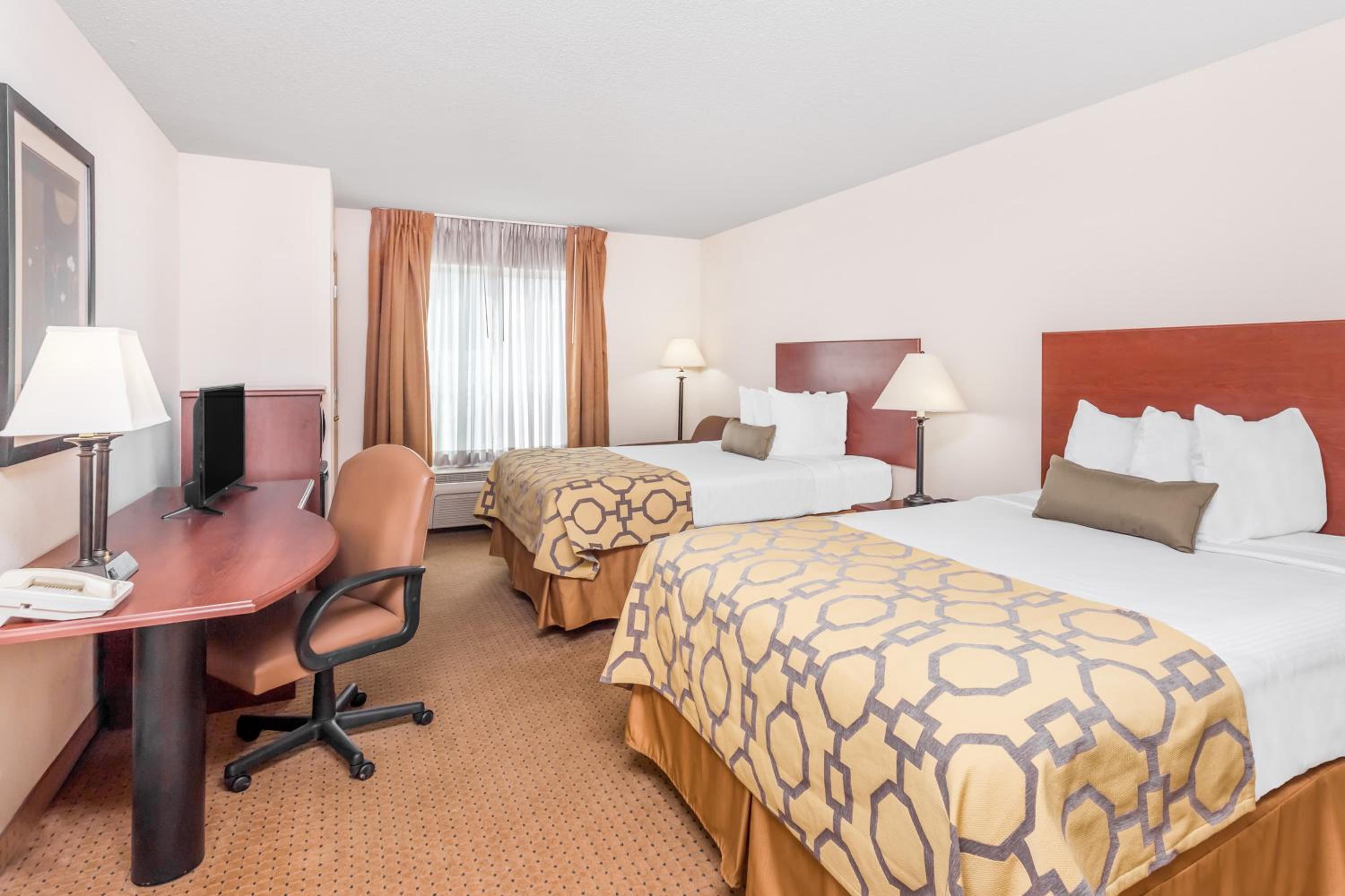 Queen Room with Two Queen Beds - Non-Smoking - Photo 4