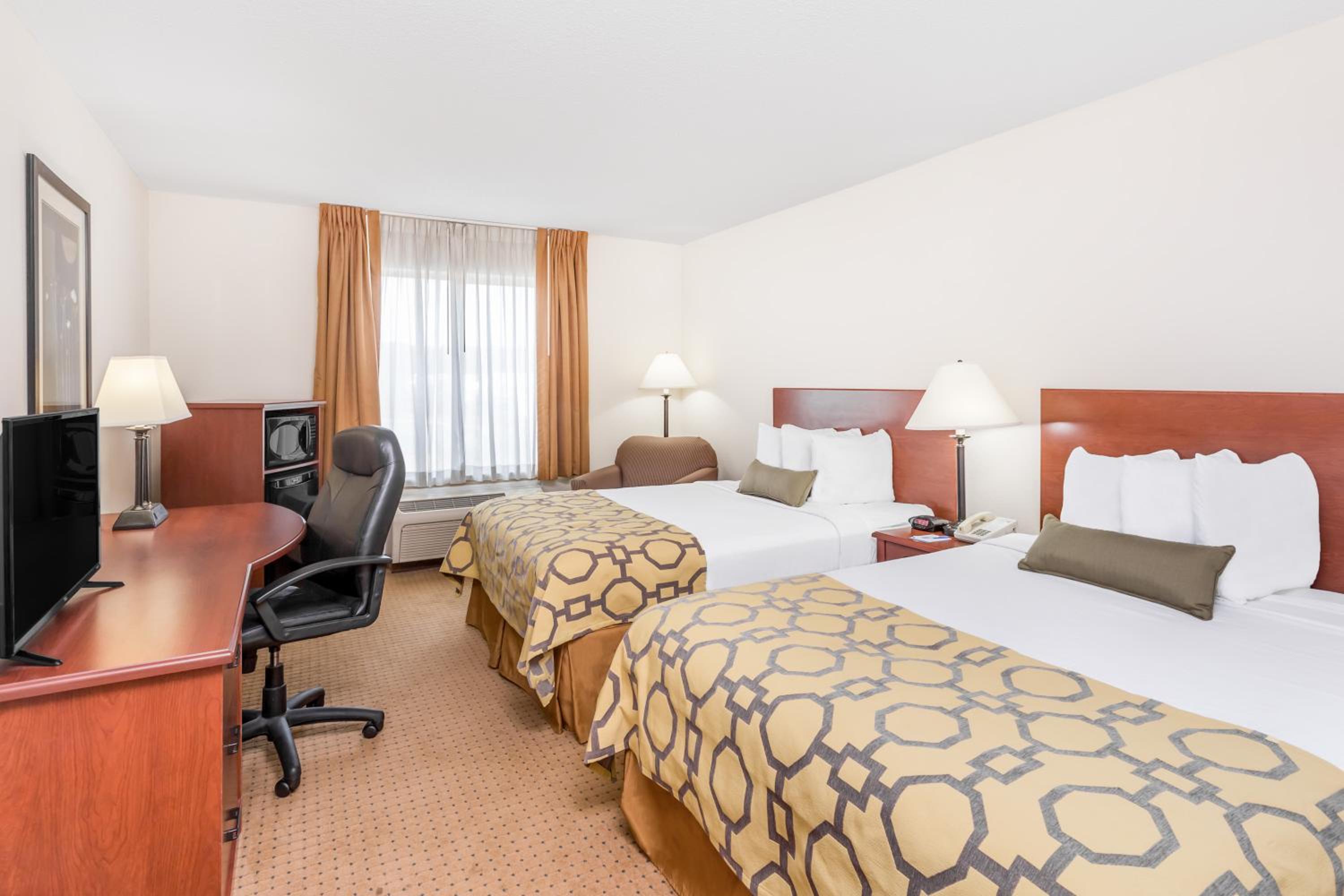 Queen Room with Two Queen Beds - Non-Smoking - Photo 5
