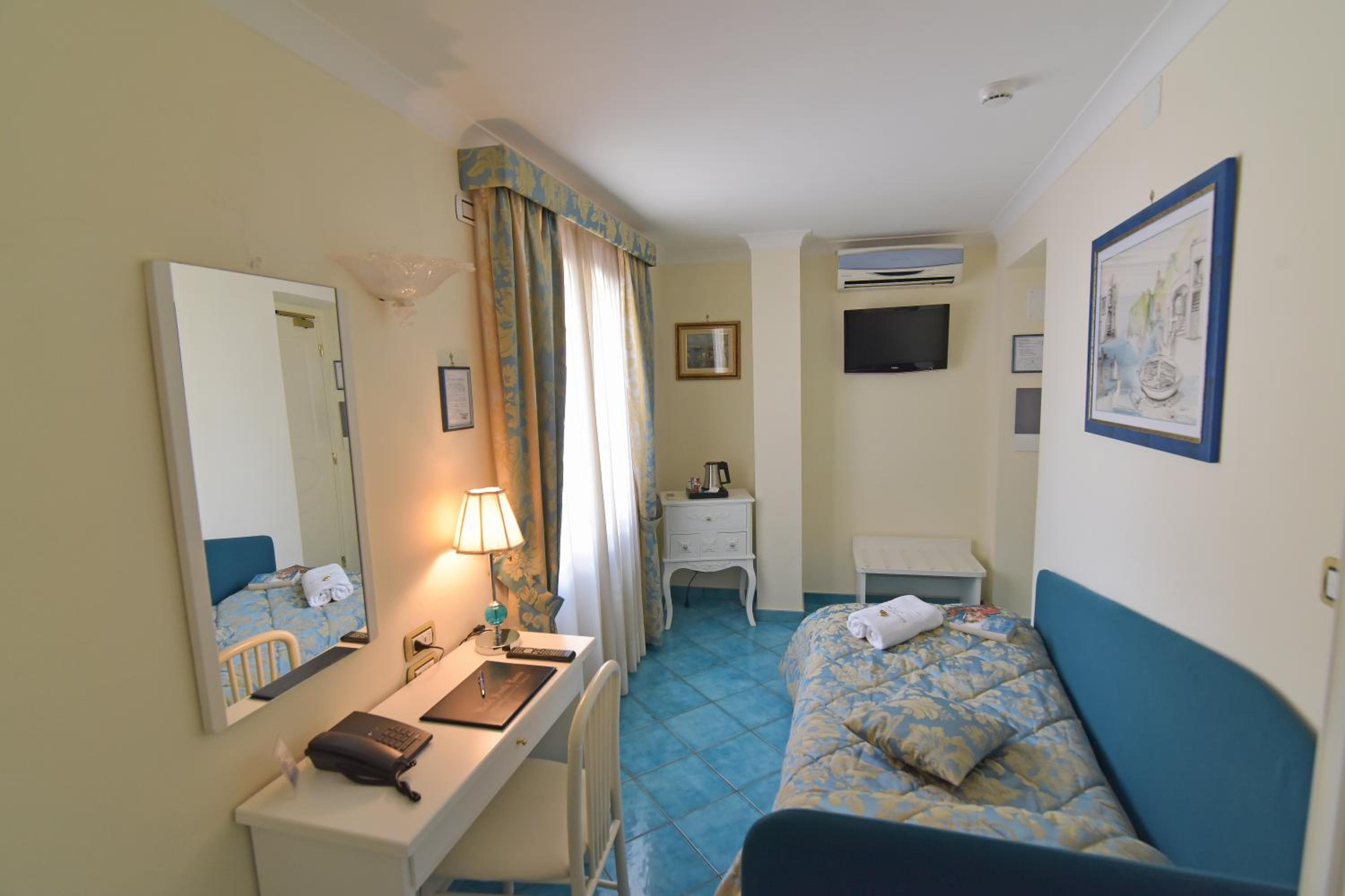 Single Room - Photo 1