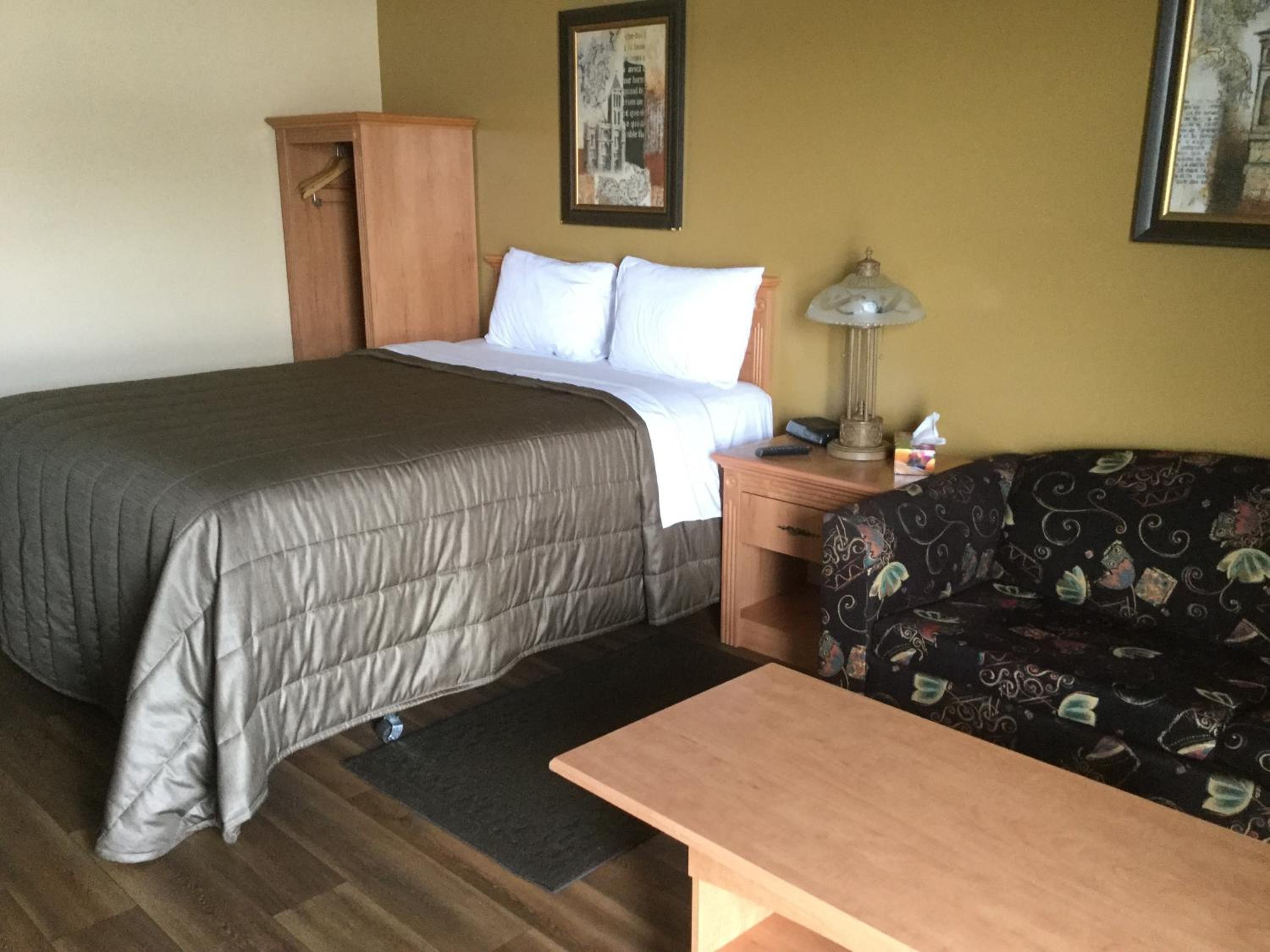 Queen Room photo 2