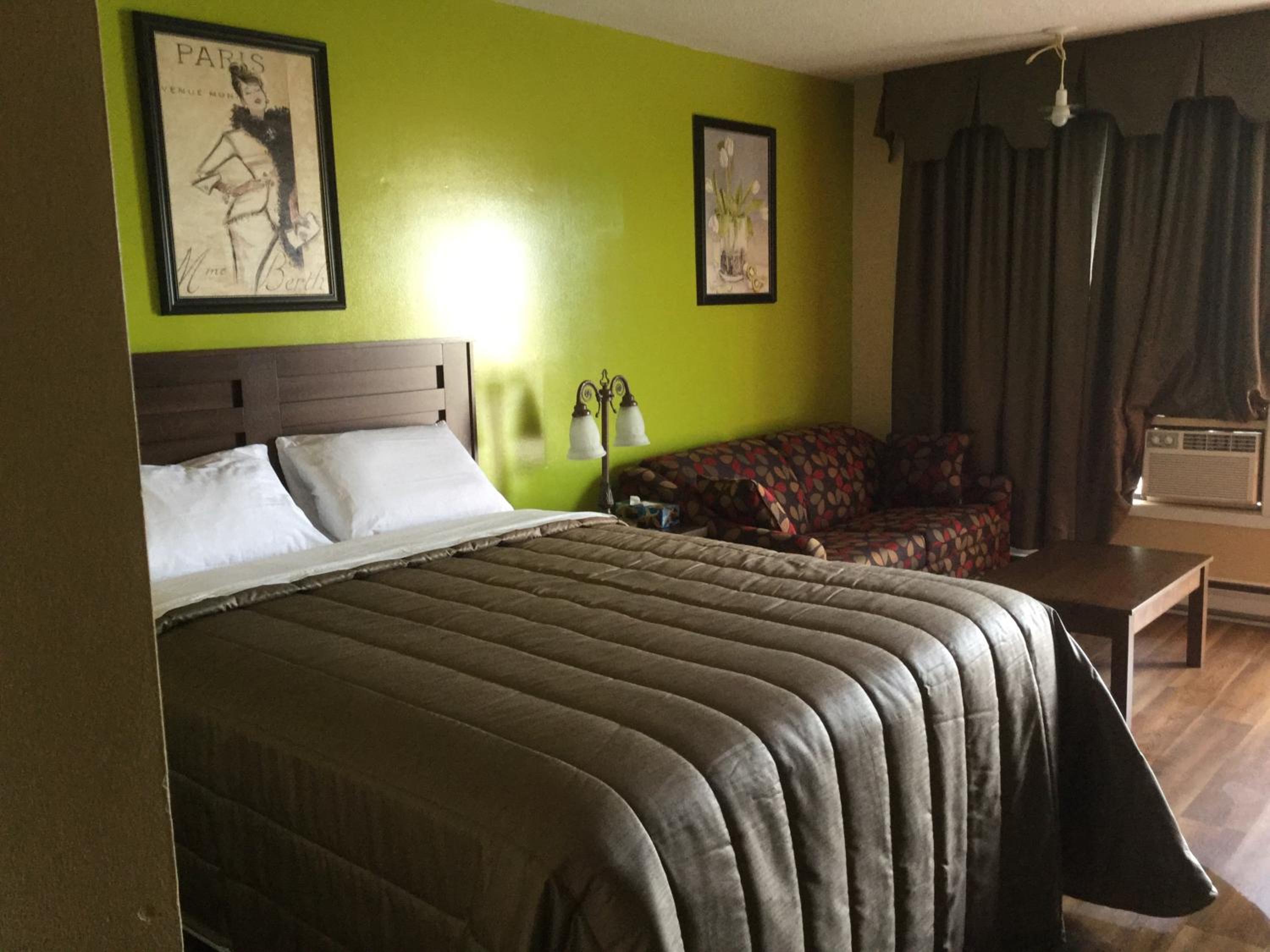 Queen Room photo 1