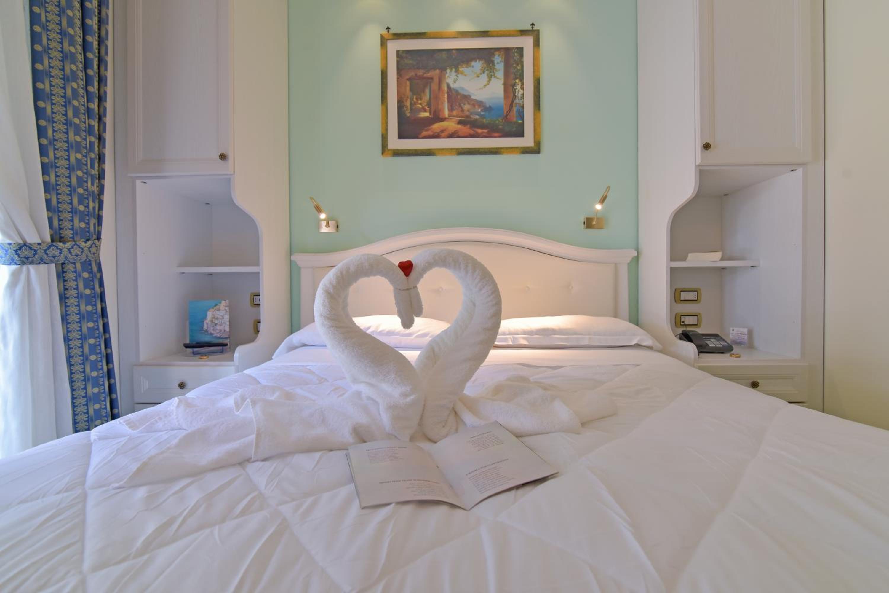 Classic Double Room with Balcony - Photo 5