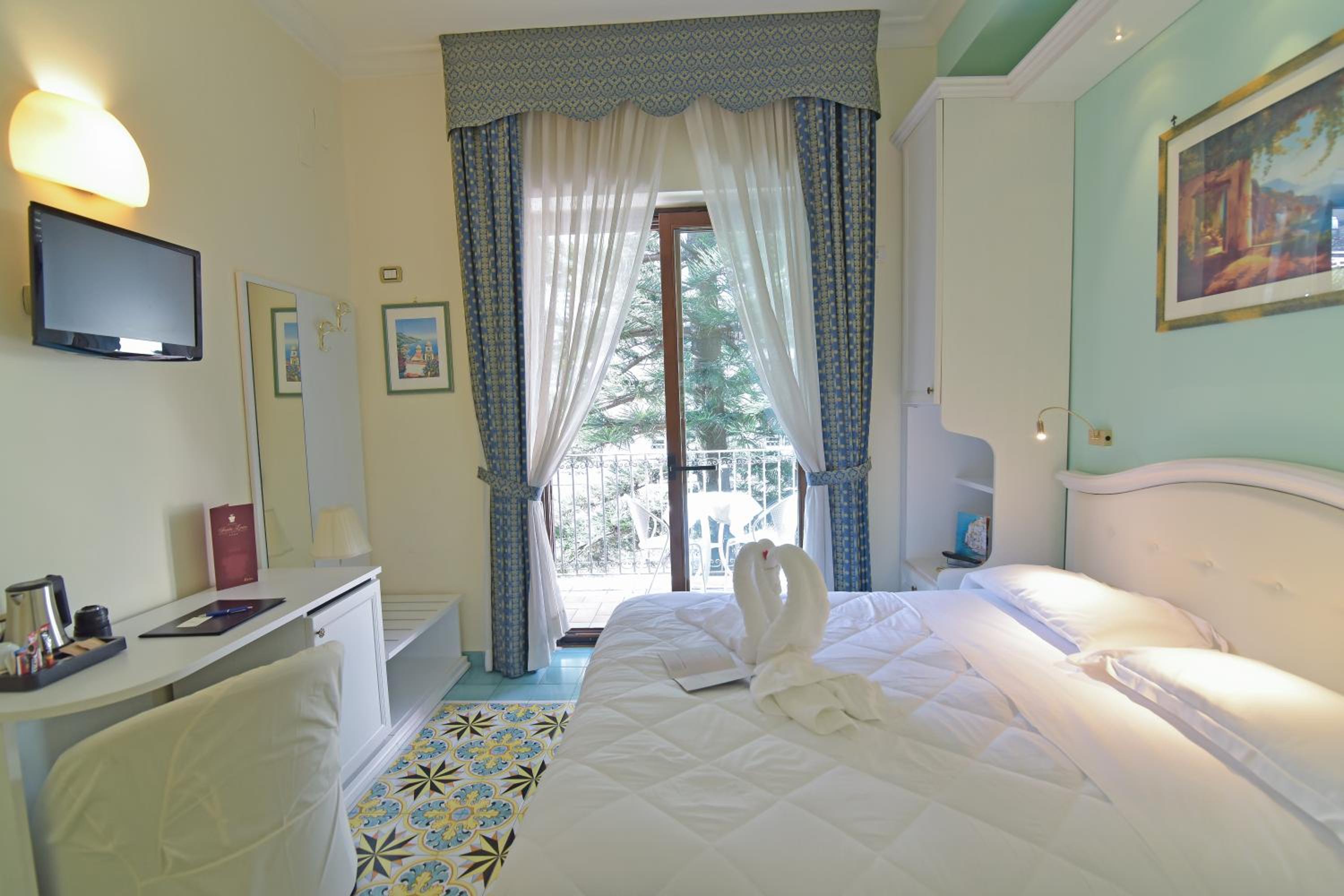 Classic Double Room with Balcony - Photo 3
