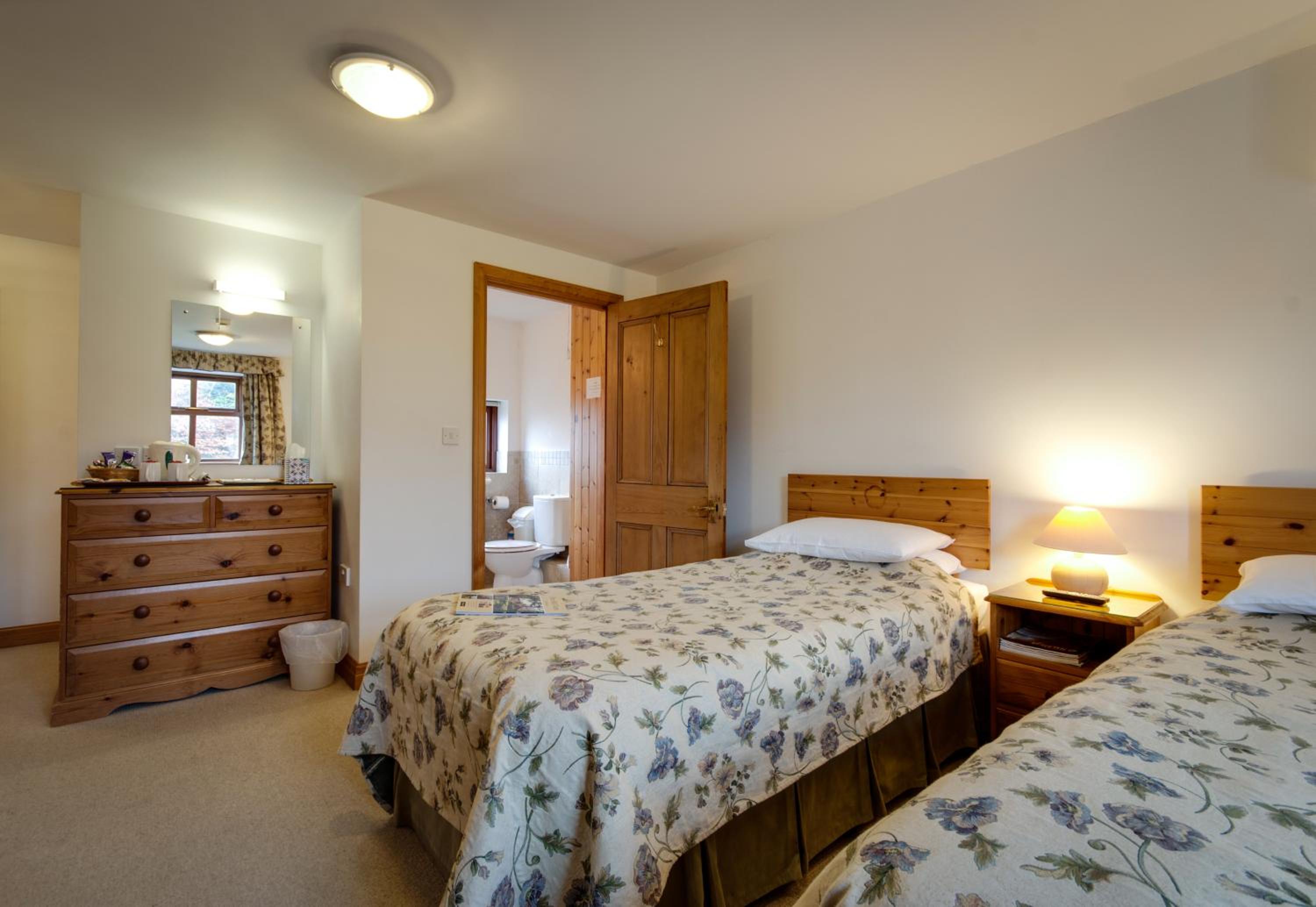 Large Twin Room with breakfast to go - Photo 2