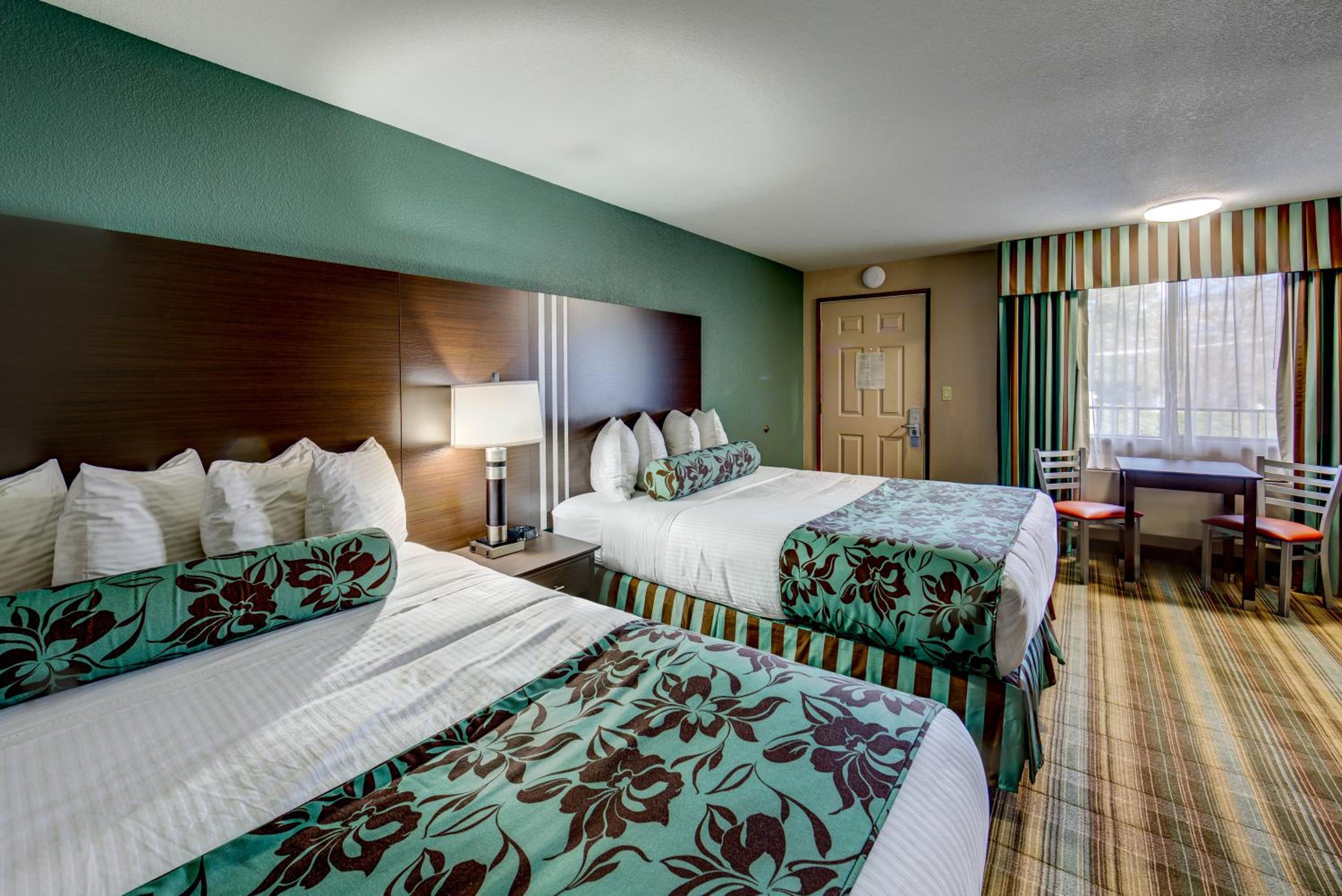 Queen Room With Two Queen Beds - Pet Friendly photo 3