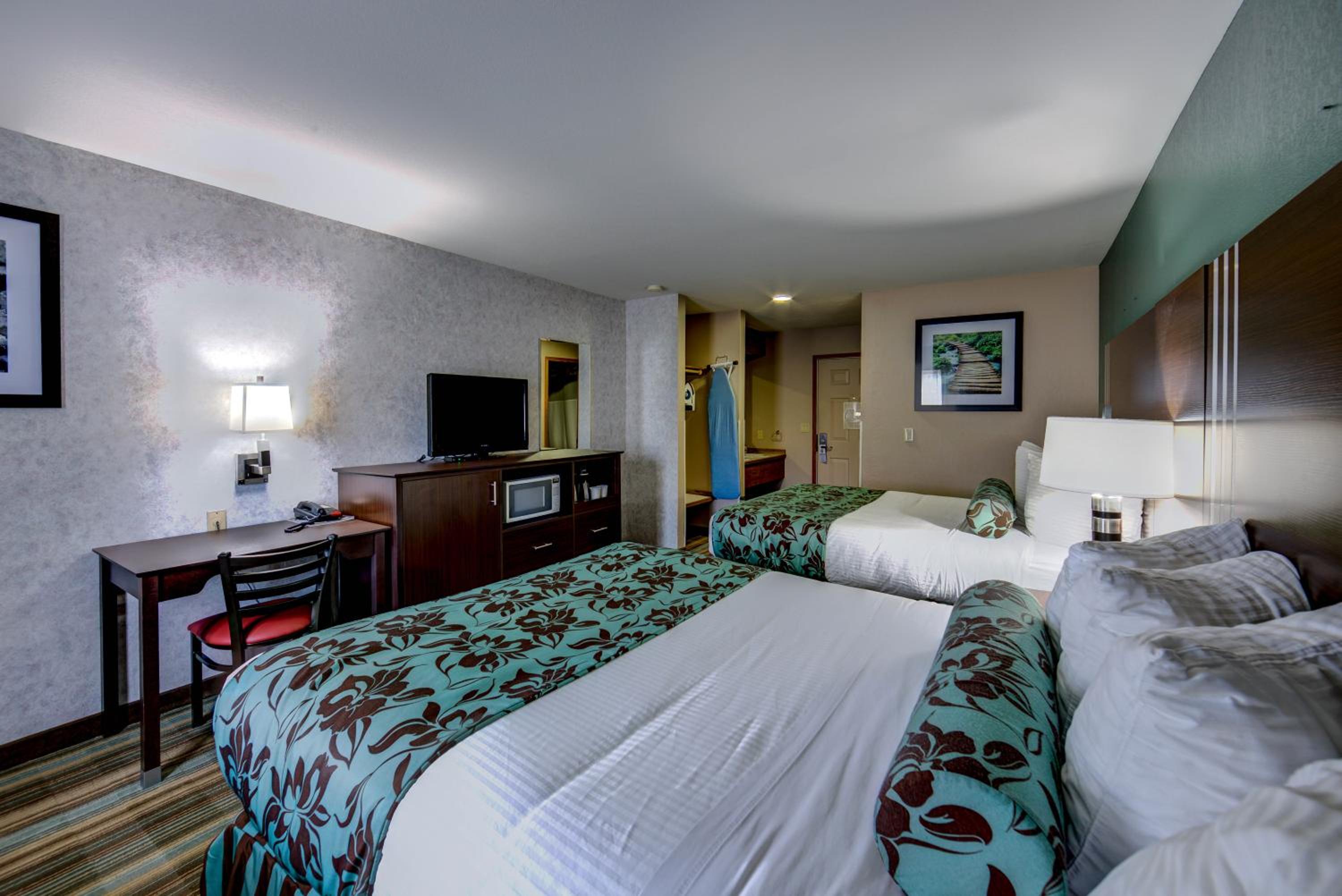 Queen Room With Two Queen Beds - Pet Friendly photo 2
