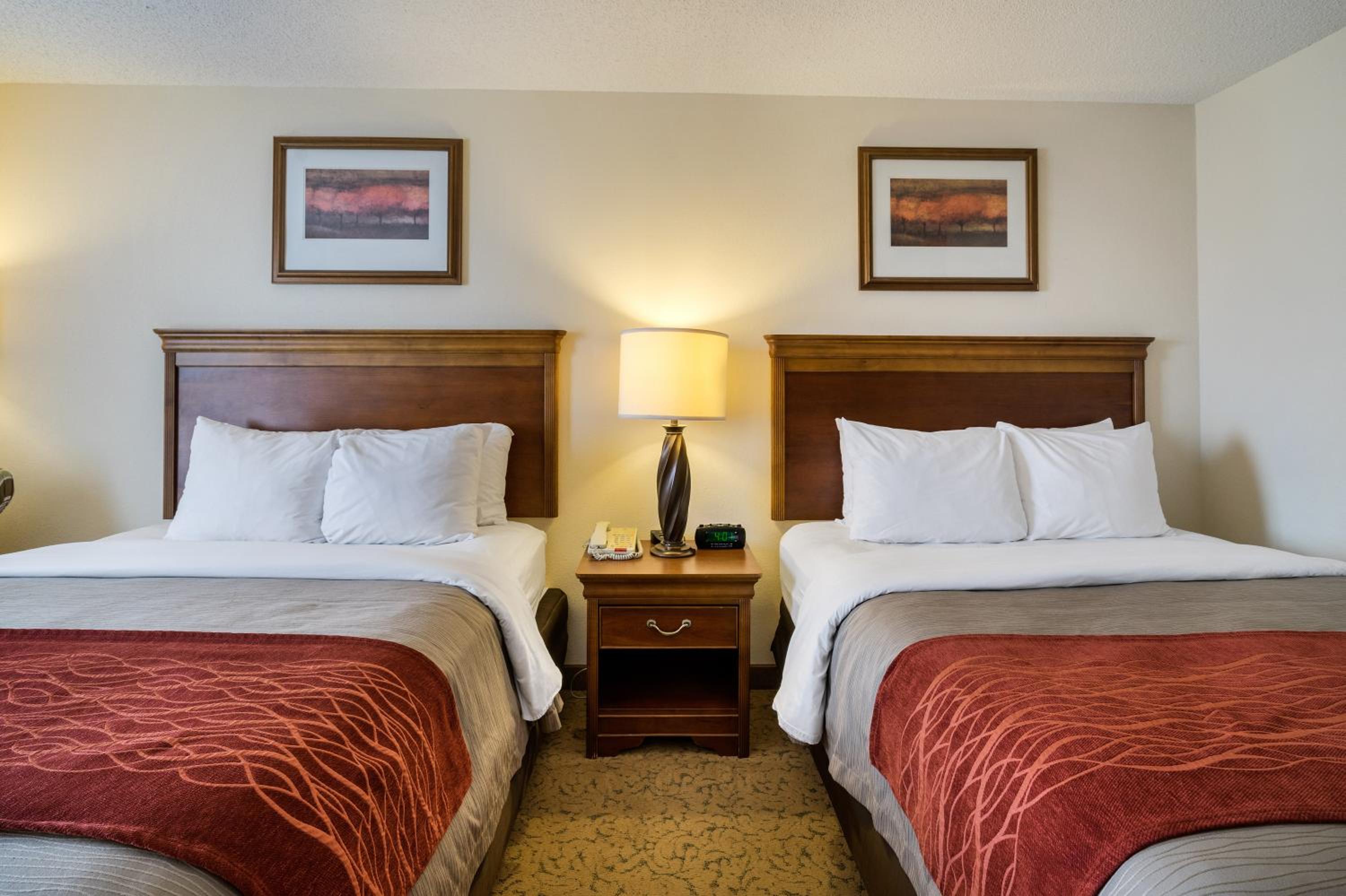 Queen Room with Two Queen Beds - Non-Smoking - Photo 3